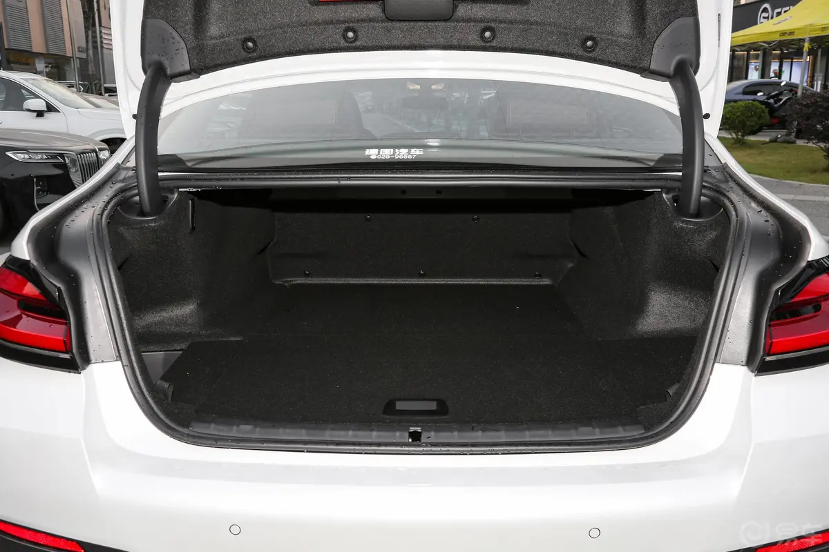 宝马5系 插电混动改款 535Le 先锋版M运动套装后备厢空间特写