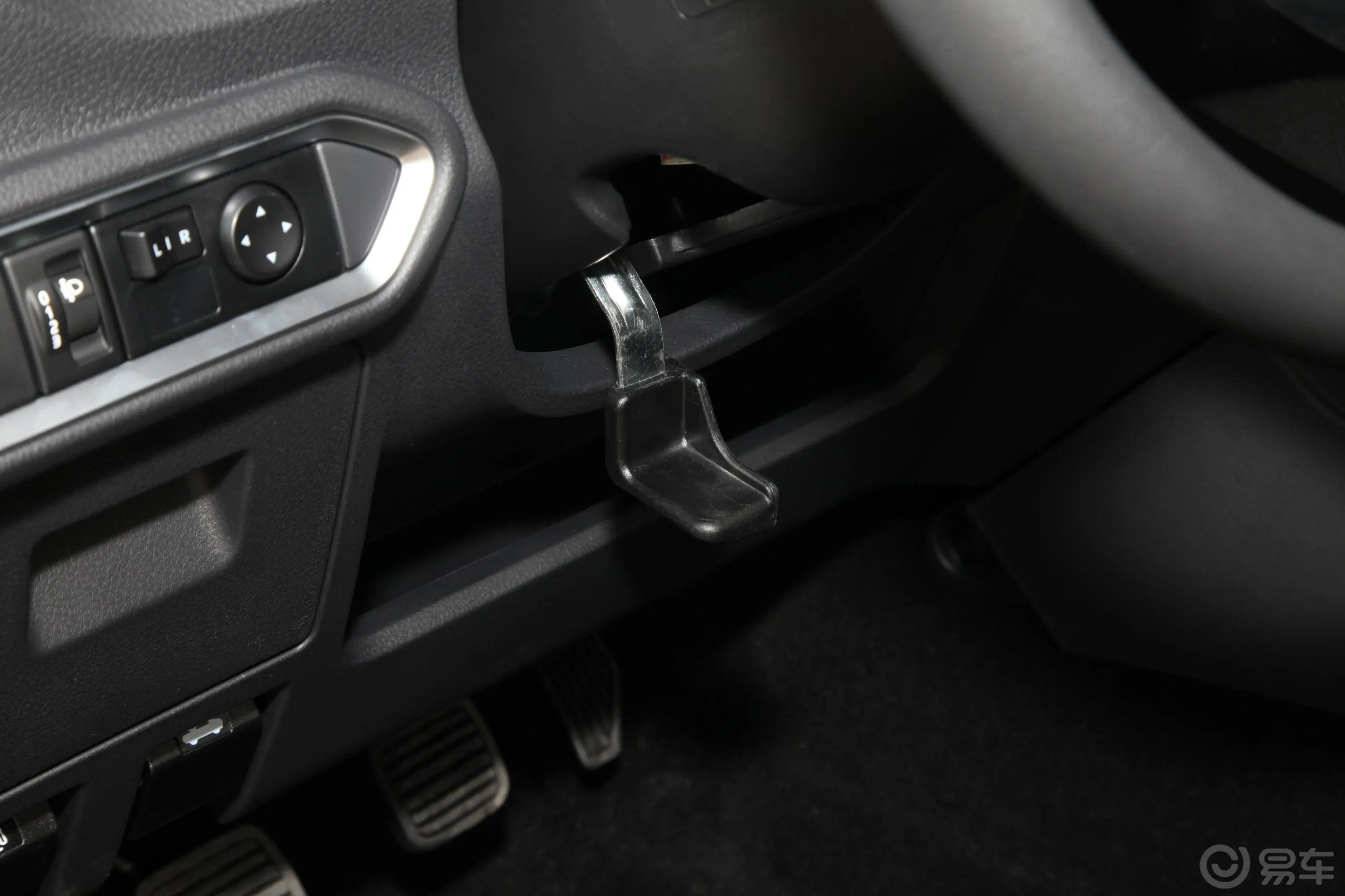 瑞迈2.8T 四驱标轴舒适版 柴油方向盘调节