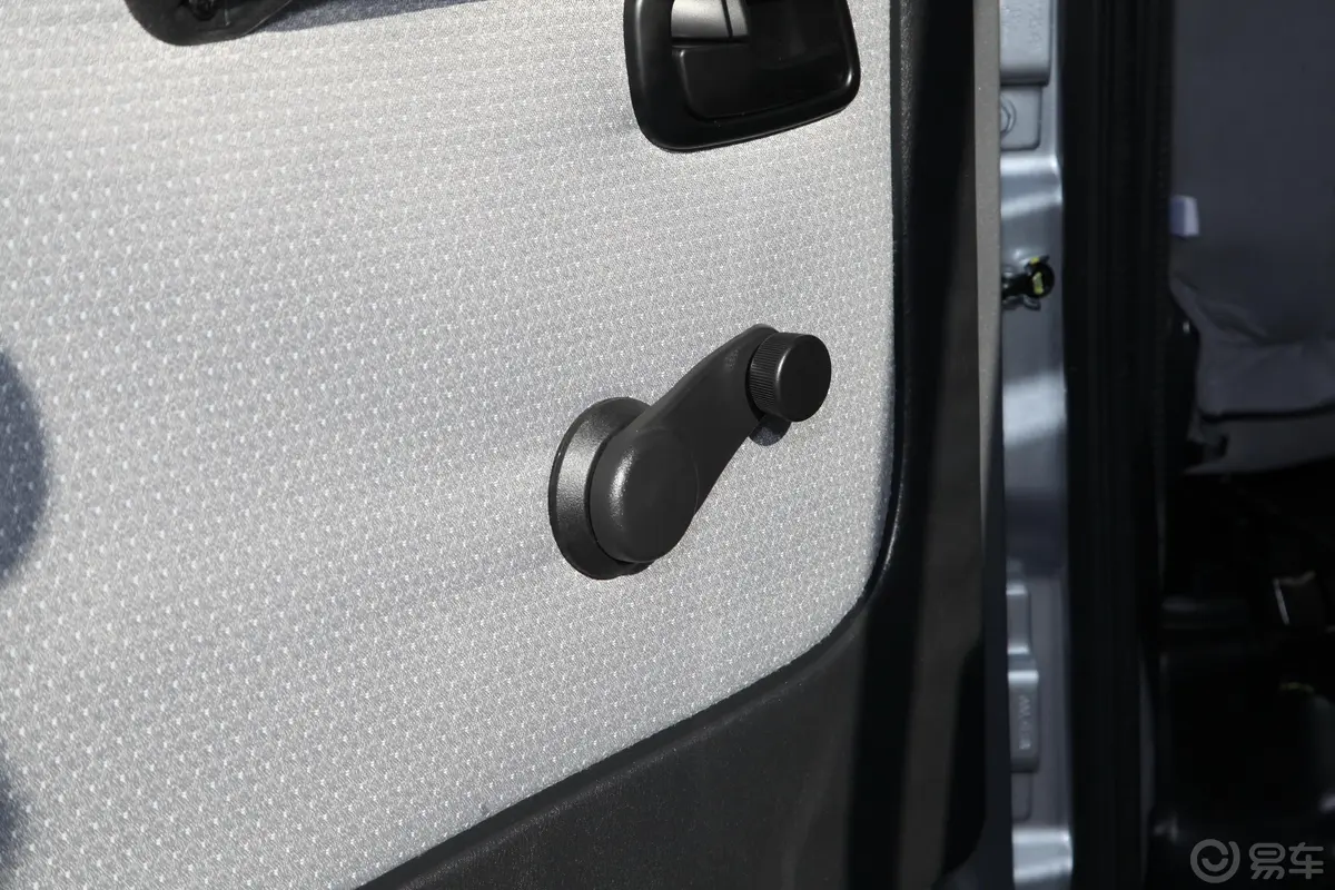 金杯金卡S31.6L 双排2.55米标准型后车窗调节