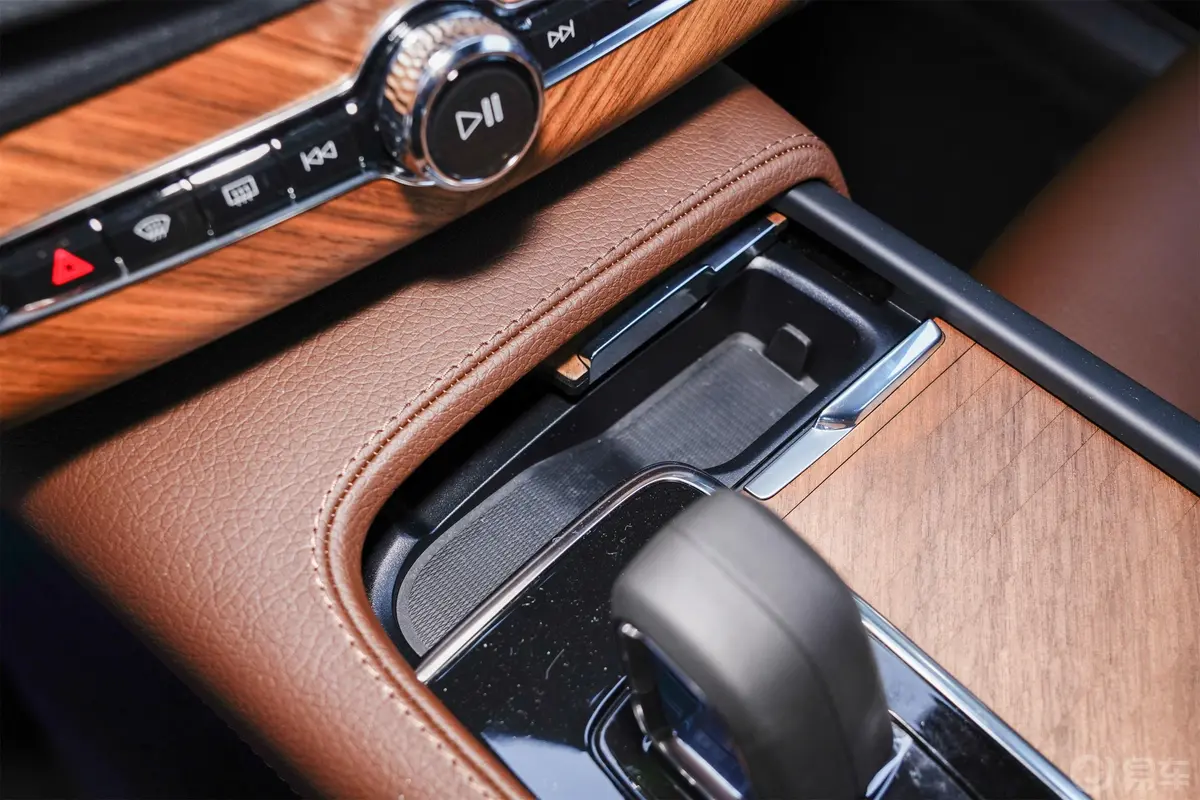 沃尔沃XC90B6 智逸豪华版 7座内饰