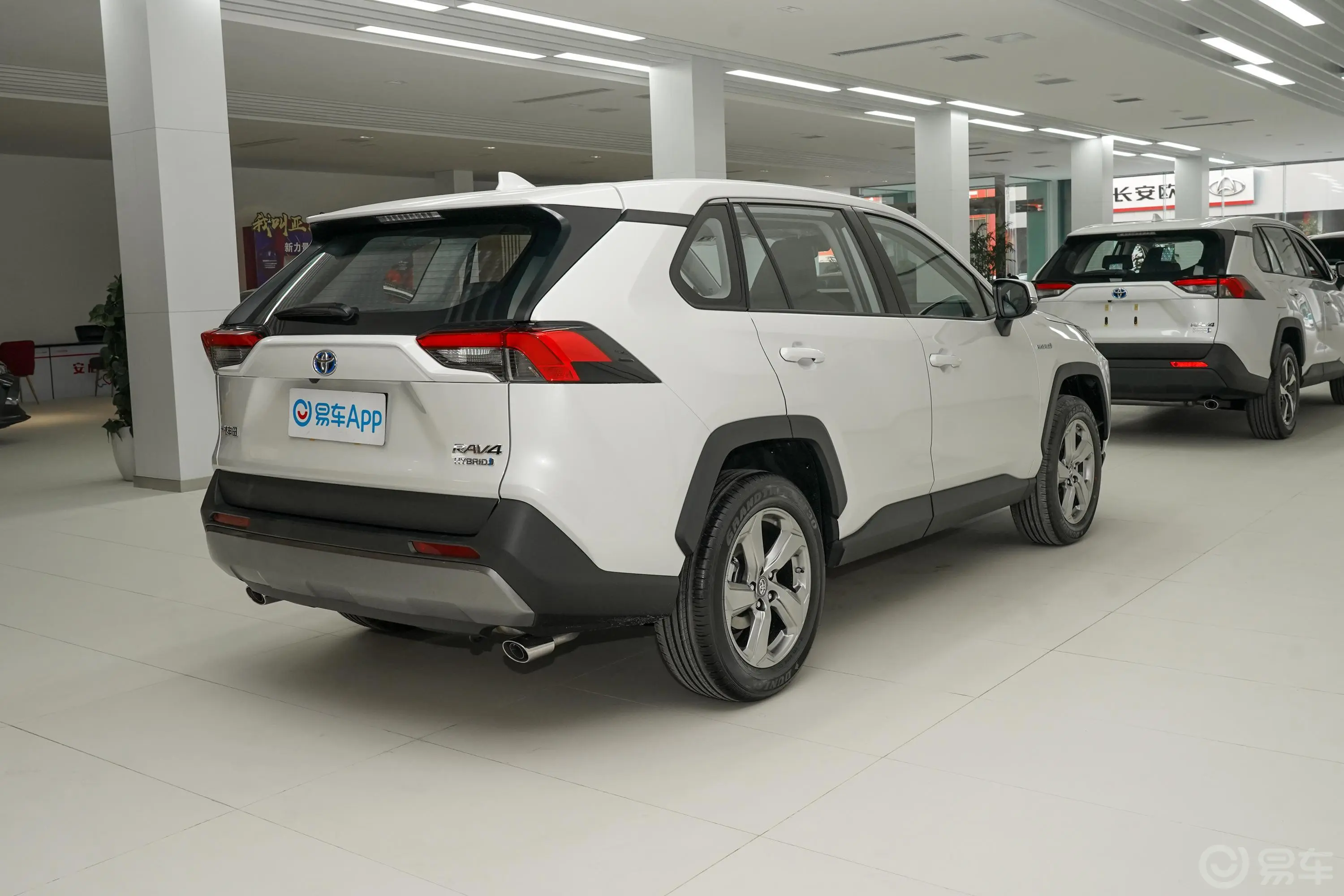 RAV4荣放改款 双擎 2.5L E-CVT 两驱 精英版侧后45度车头向右水平