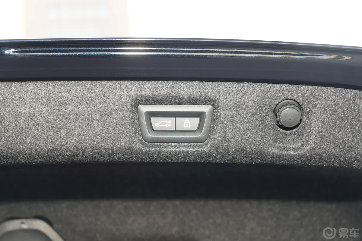 宝马5系改款 530Li 尊享型 M运动套装电动尾门按键（手动扶手）