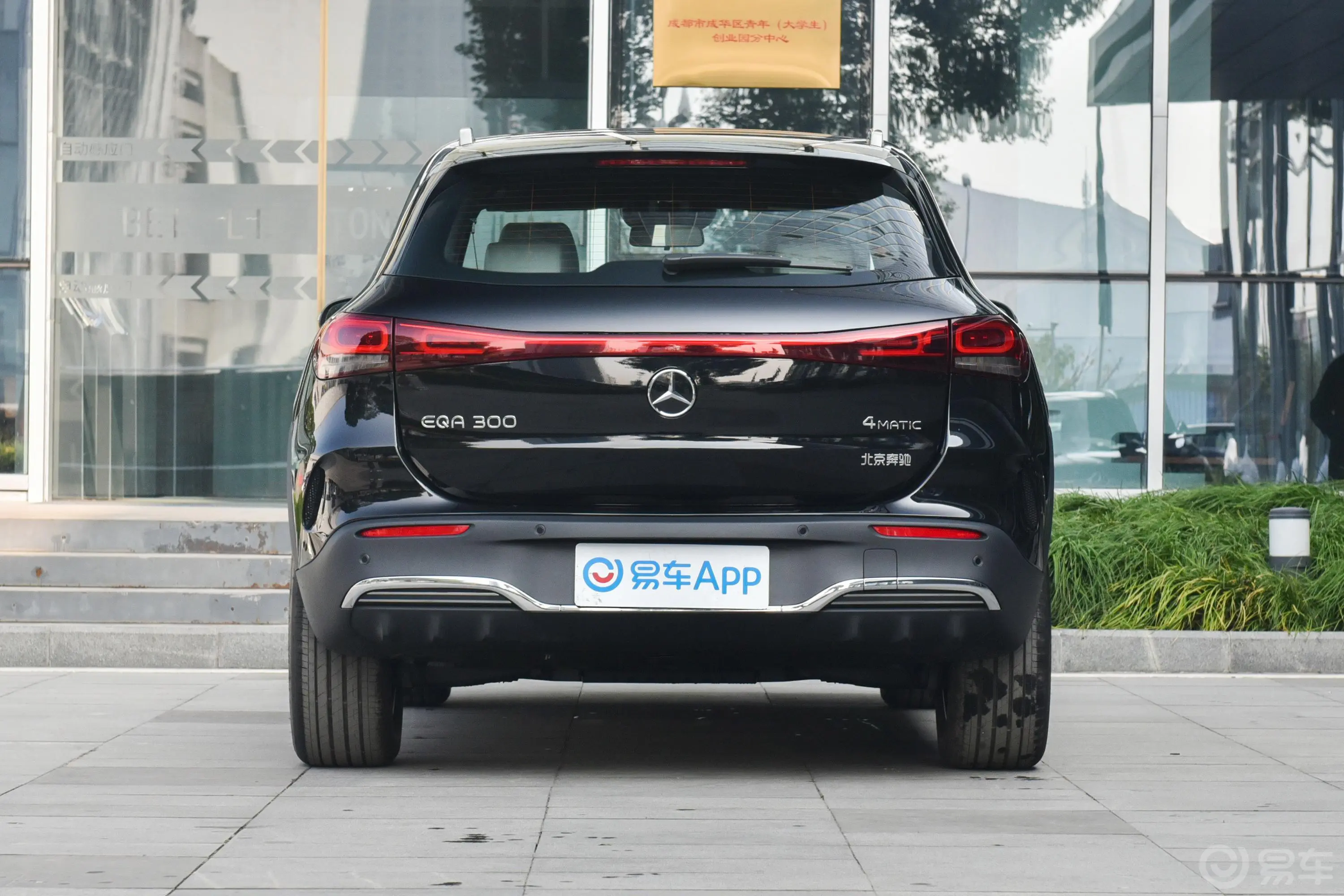 奔驰EQAEQA 300 4MATIC 首发特别版外观