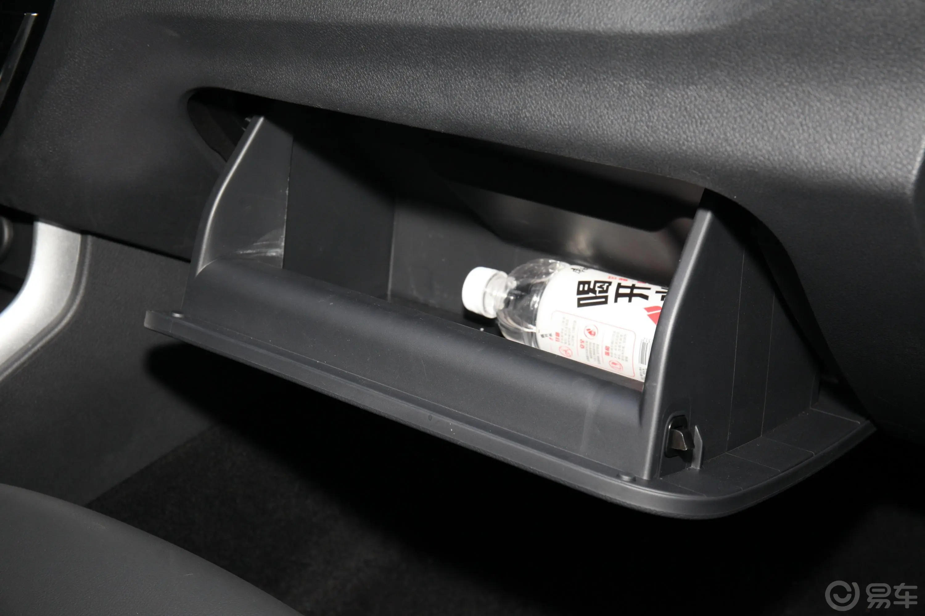 瑞迈2.8T 两驱标轴舒享版 柴油手套箱空间水瓶横置