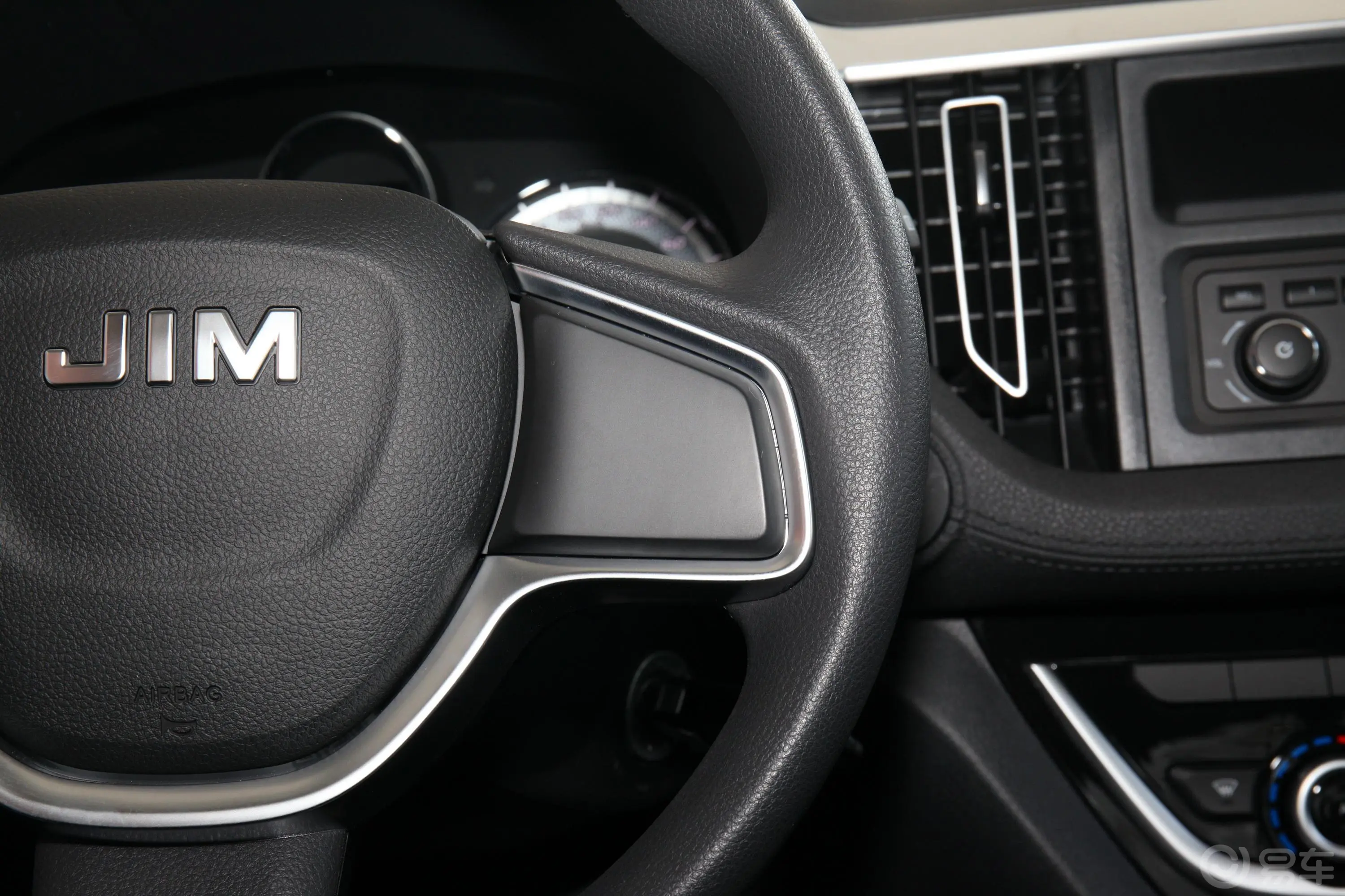 瑞迈2.4T 两驱长轴舒适版 汽油右侧方向盘功能按键
