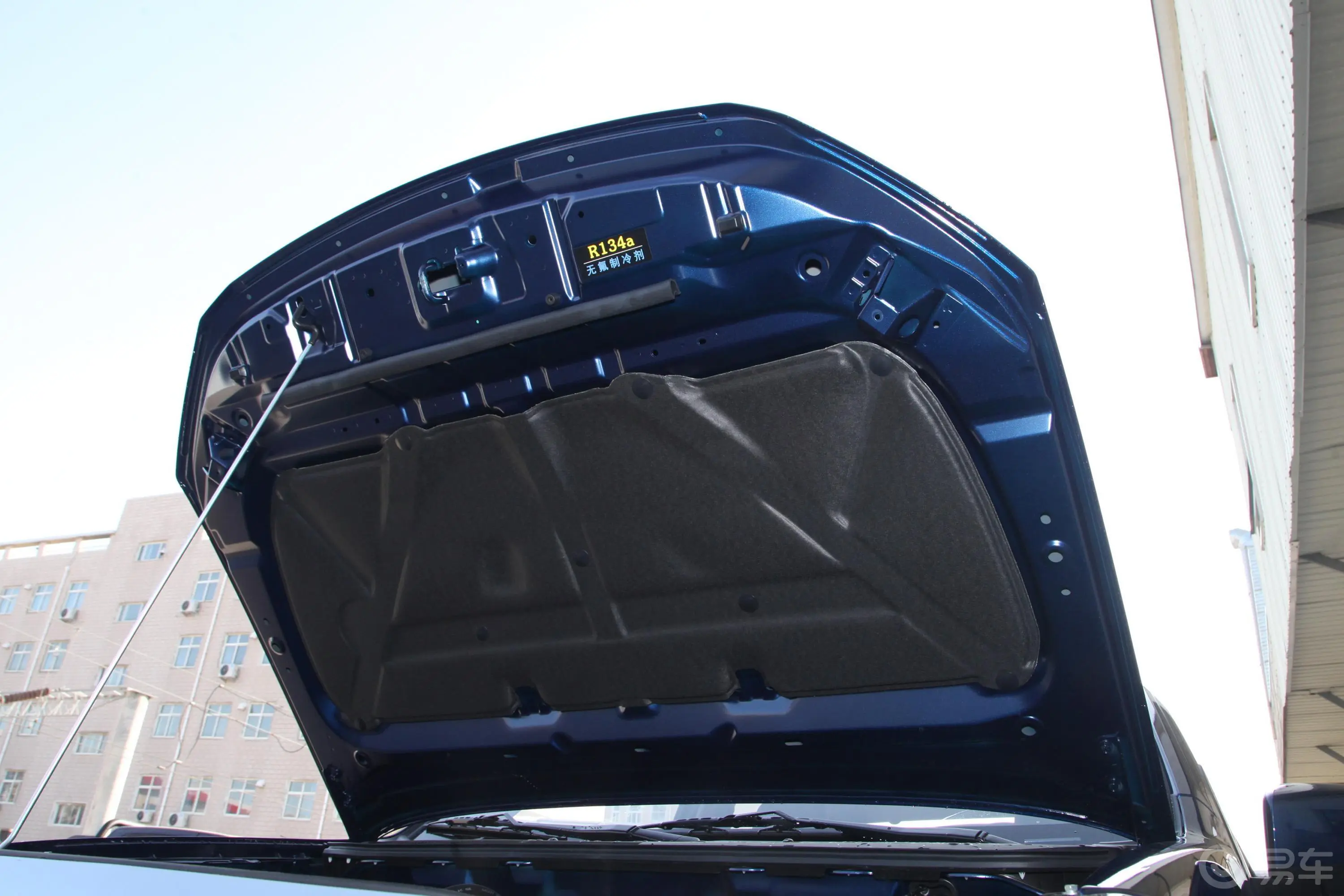 瑞迈2.8T 四驱长轴舒适版 柴油发动机舱盖内侧