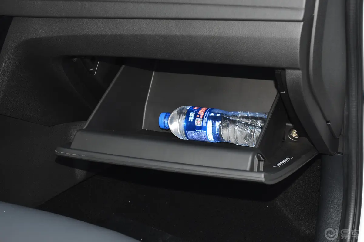 风行S50 EV运营型手套箱空间水瓶横置