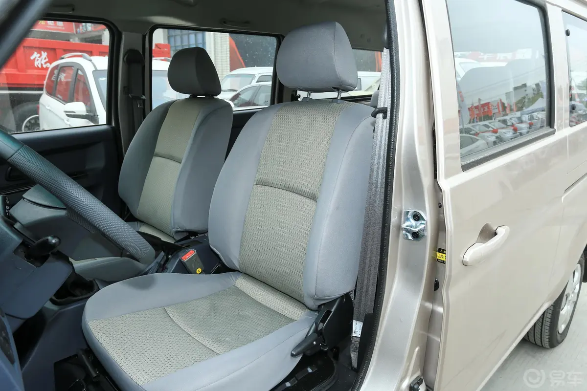 鑫源小海狮X301.5L 手动 舒适型中央空调版 7座 CNG驾驶员座椅