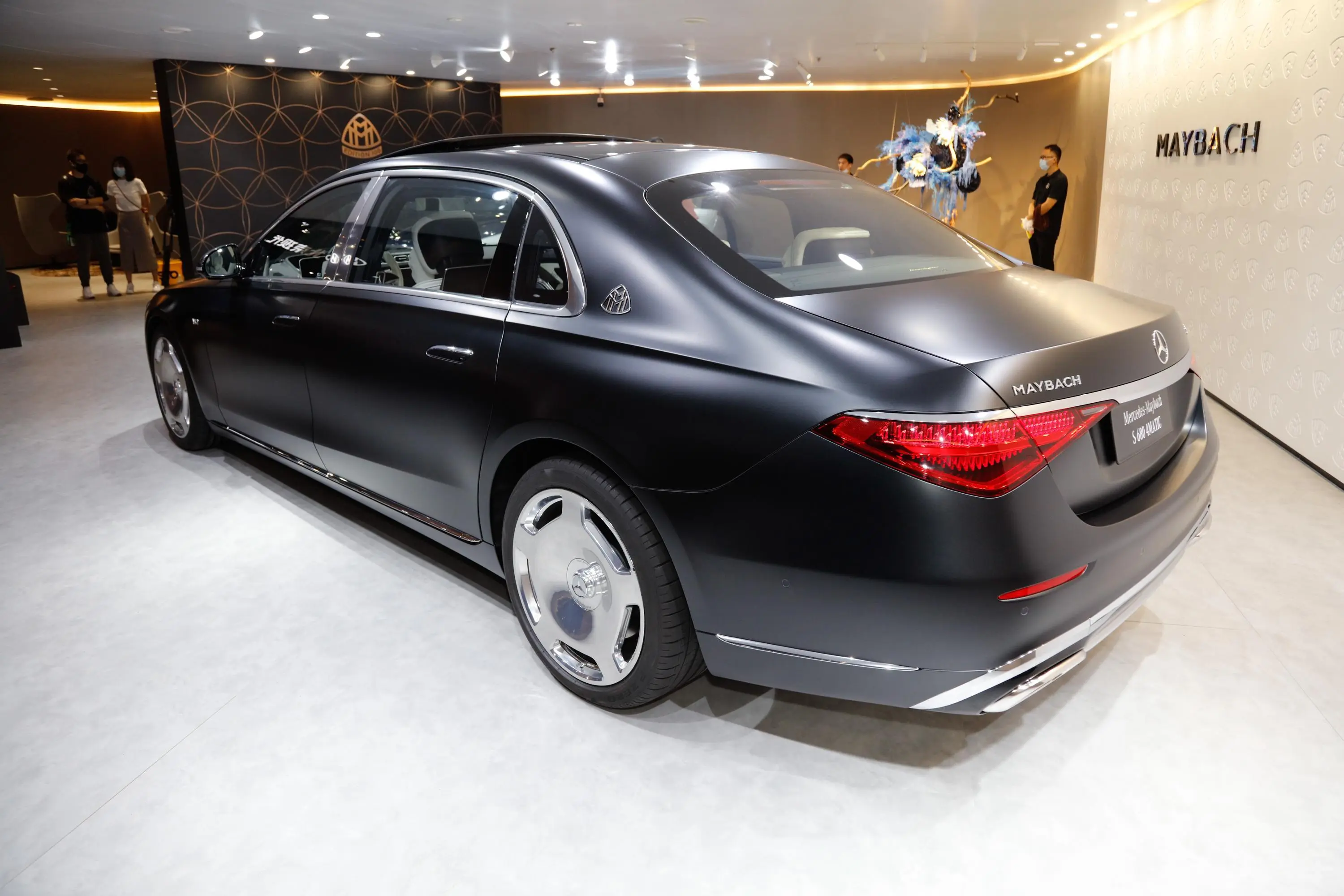 迈巴赫S级S 680 4MATIC 匠心高定首发版侧后45度车头向右水平