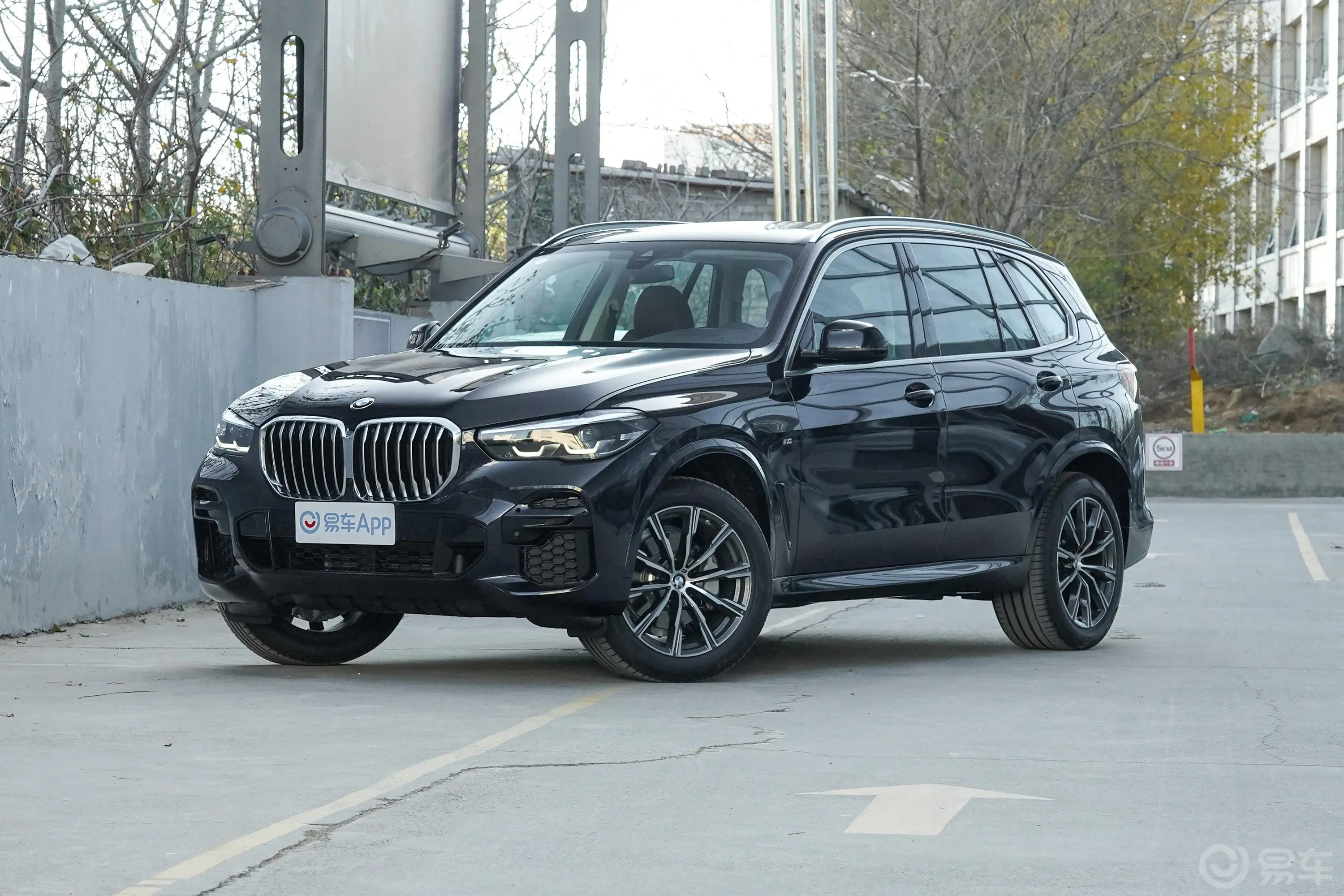 宝马X5(进口)xDrive30i M运动套装侧前45度车头向左水平