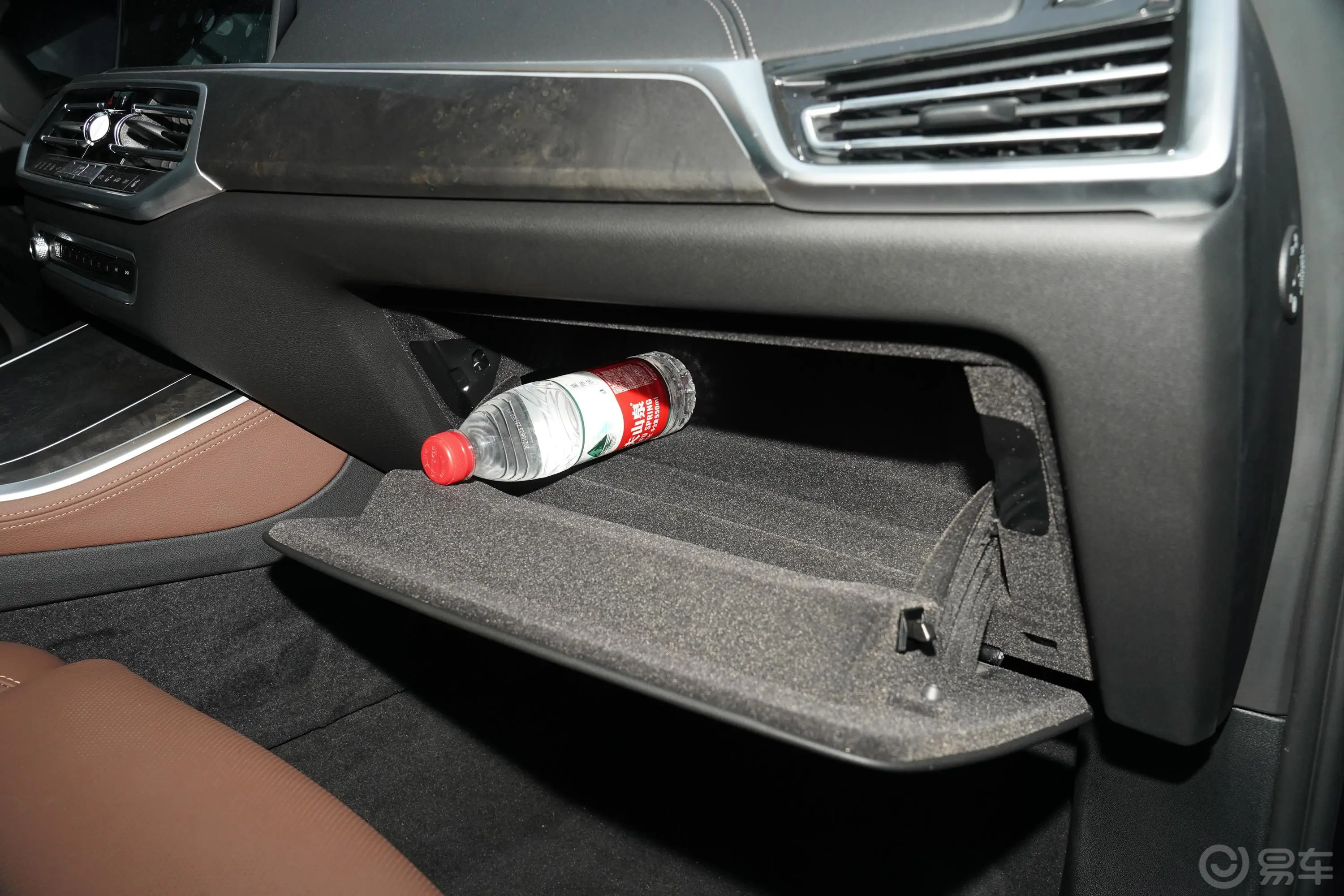 宝马X5(进口)xDrive40i 尊享型 M运动套装手套箱空间水瓶横置