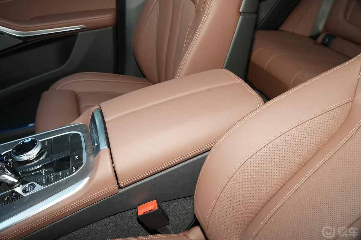 宝马X5(进口)xDrive40i 尊享型 M运动套装前排中央扶手