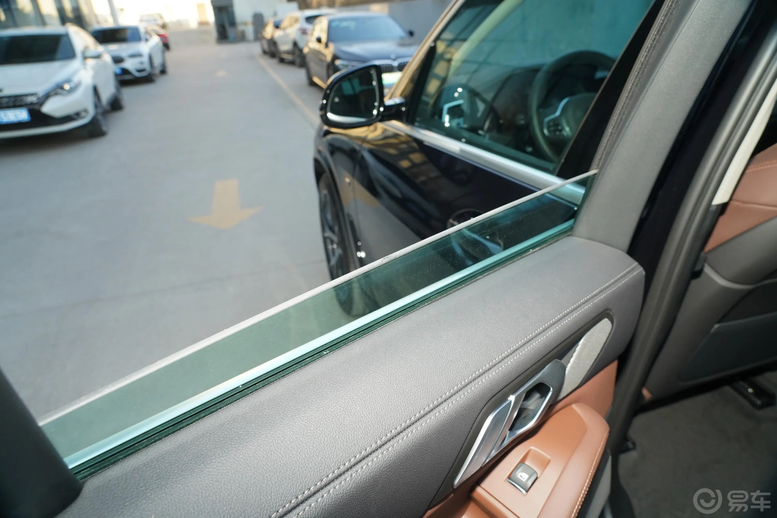 宝马X5(进口)xDrive40i 尊享型 M运动套装后排玻璃材质特写