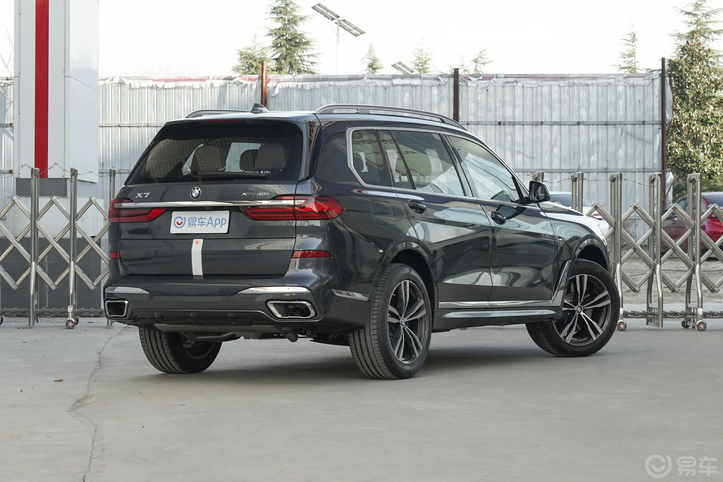 宝马X7xDrive40i 尊享型 M运动套装侧后45度车头向右水平