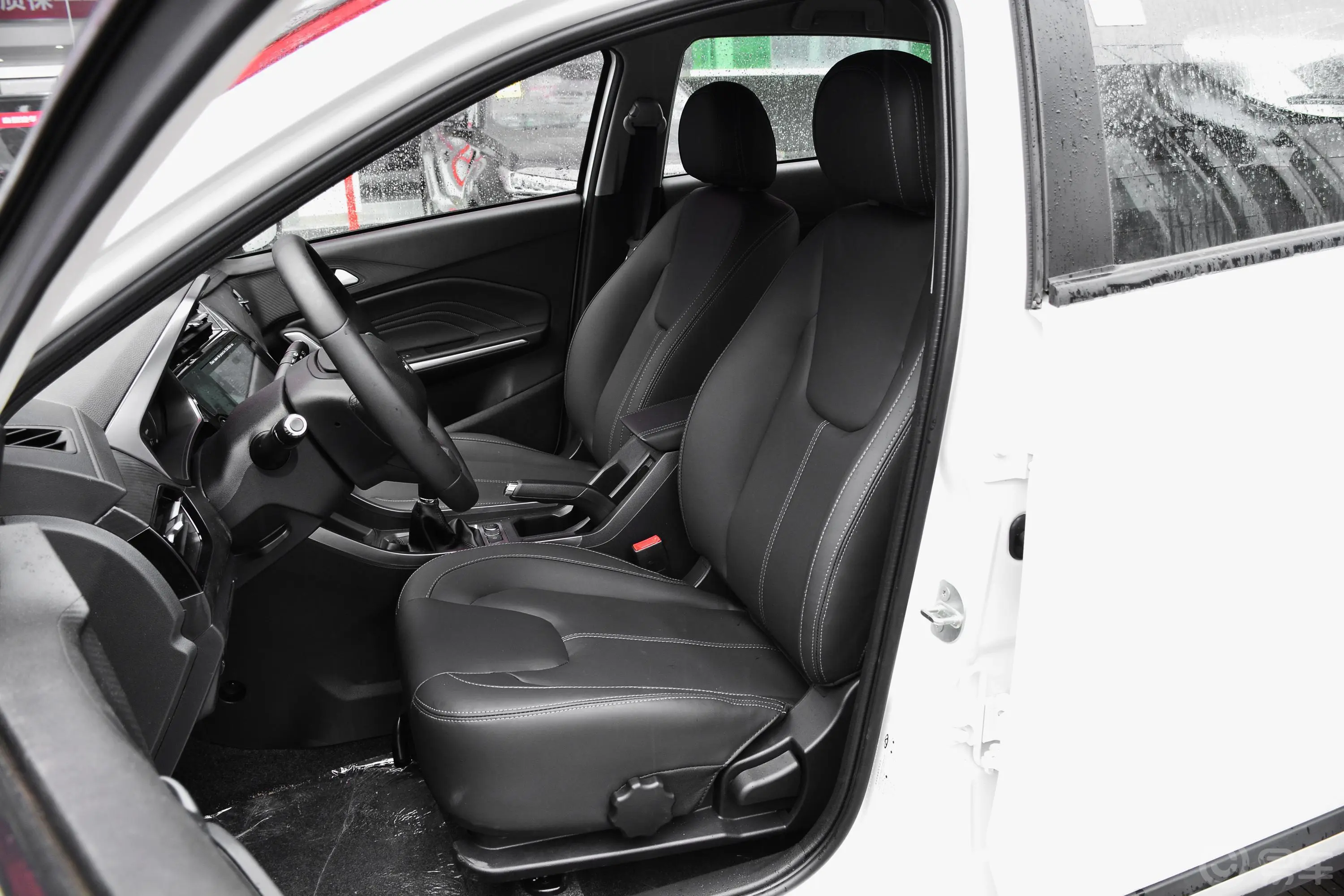 瑞虎3x改款 PLUS 1.5L 手动 尽兴松子版驾驶员座椅