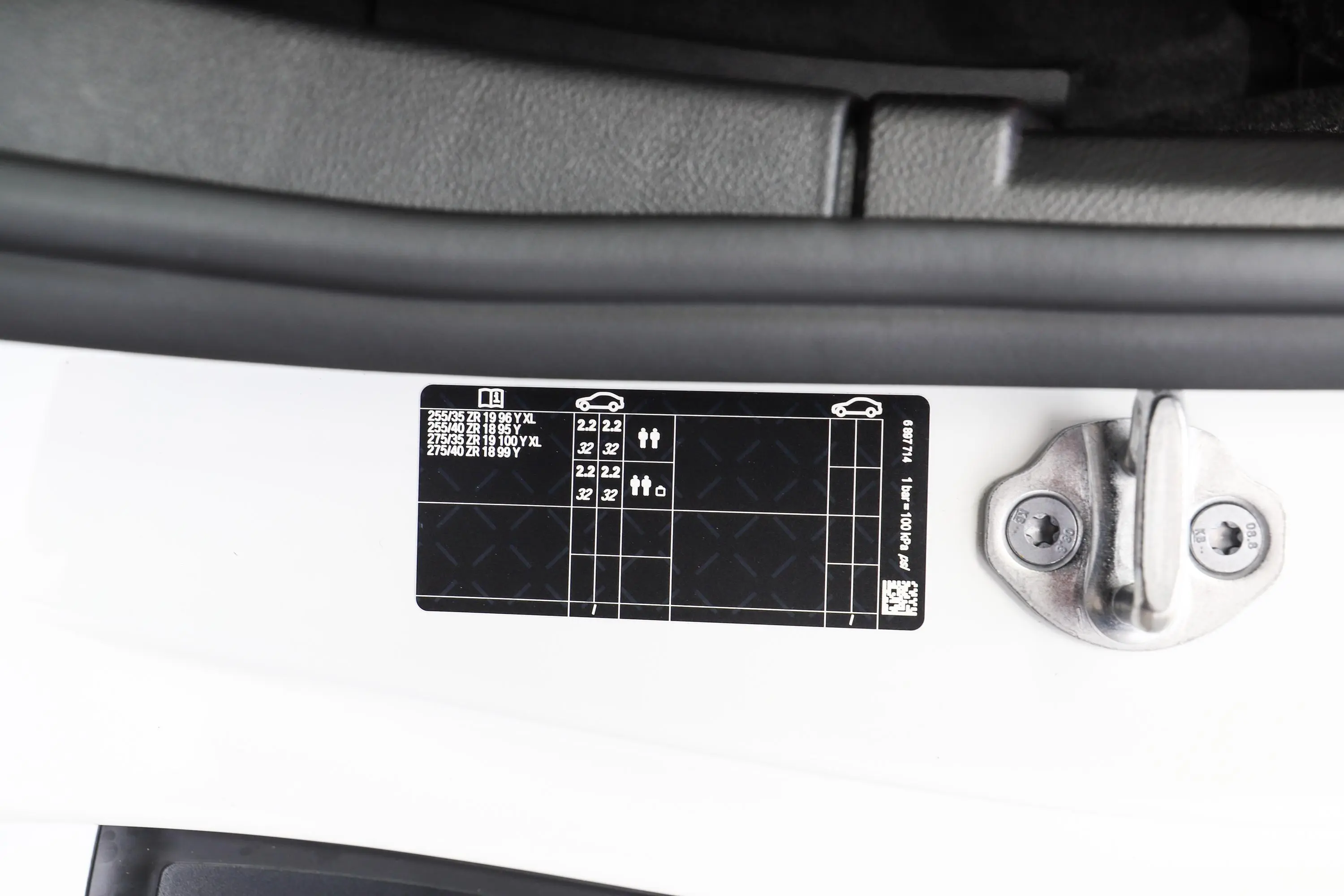 宝马Z4sDrive 25i M运动套装胎压信息铭牌