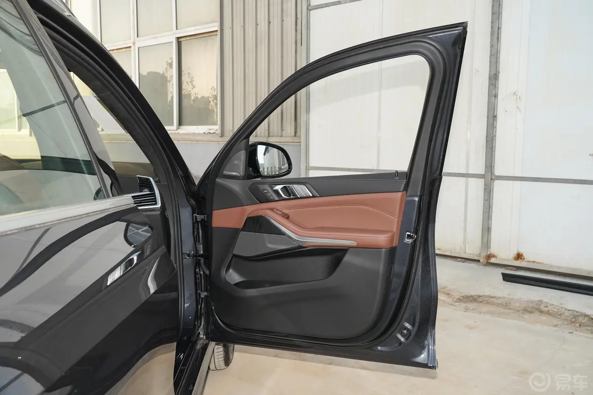 宝马X7xDrive40i 尊享型 M运动套装副驾驶员车门