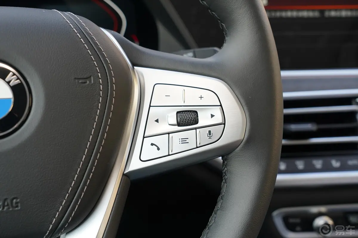 宝马X7xDrive40i 领先型 豪华套装右侧方向盘功能按键