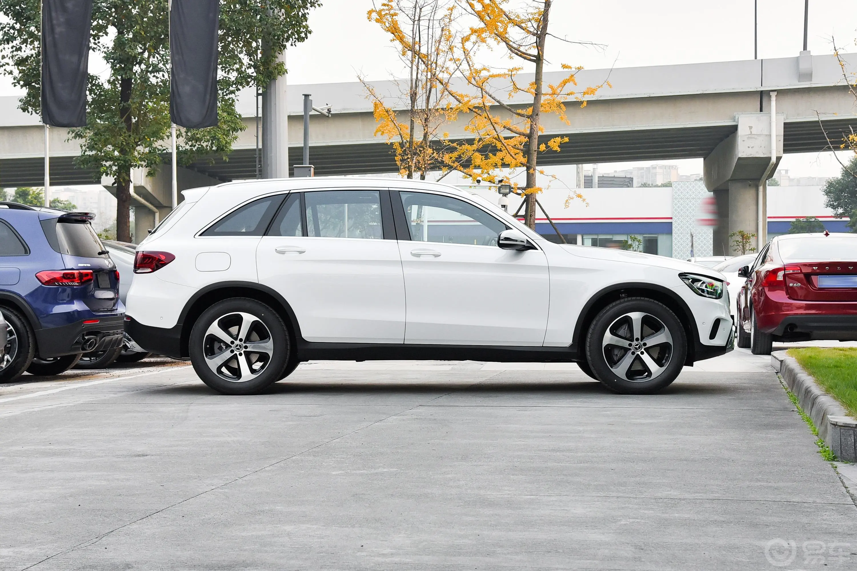 奔驰GLC改款 GLC 260 L 4MATIC 动感型正侧车头向右水平