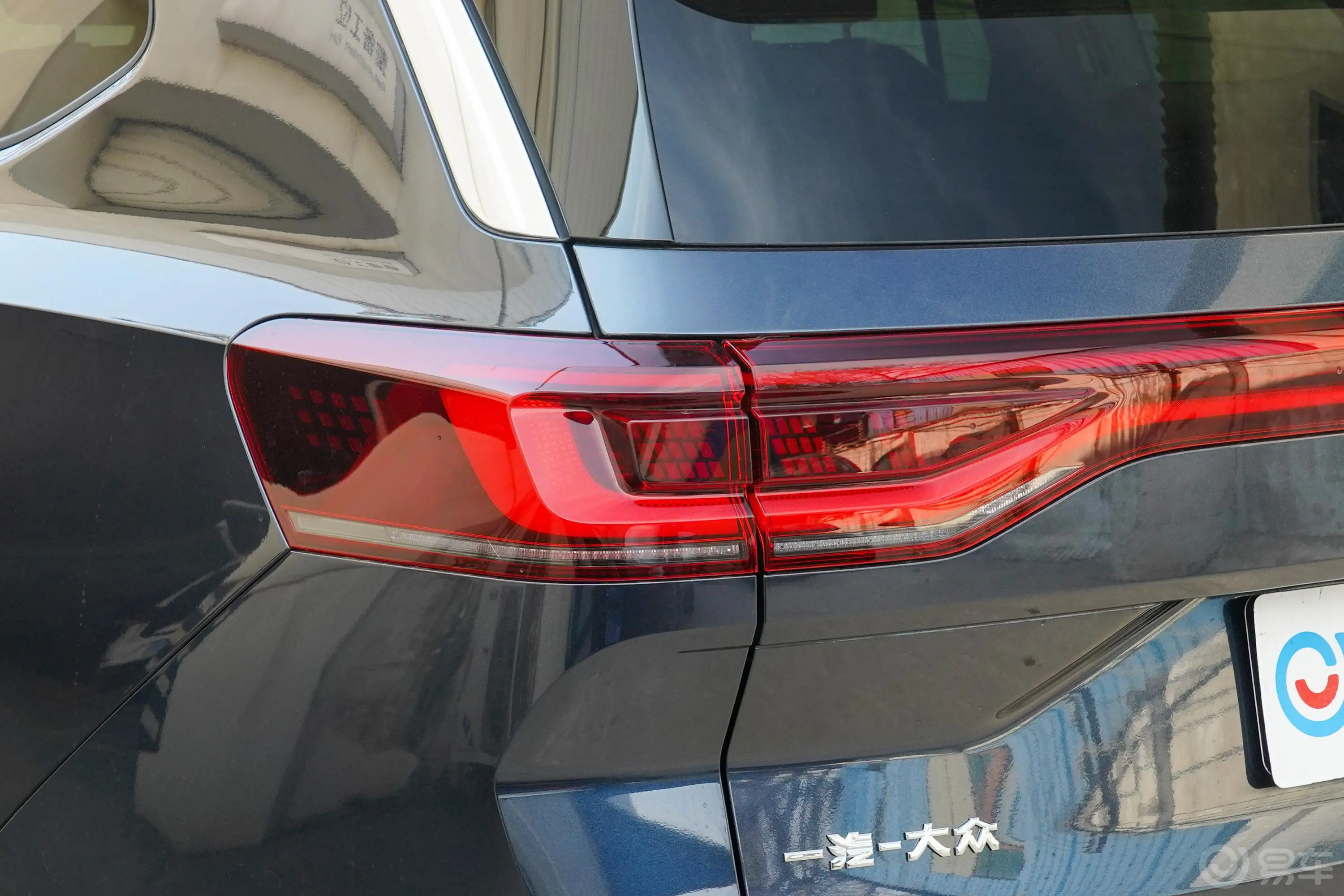 揽境330TSI 两驱精英新境版尾灯侧45度俯拍