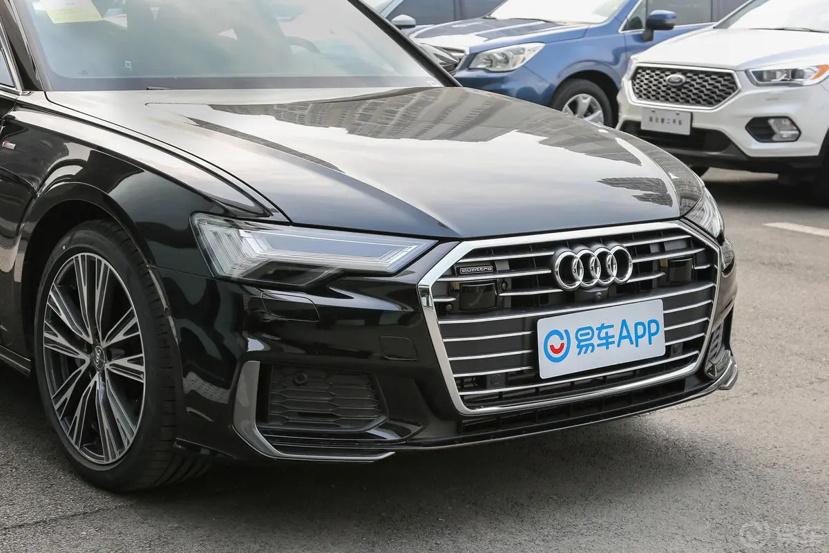 奥迪A6L55 TFSI quattro 旗舰动感型前格栅侧俯拍