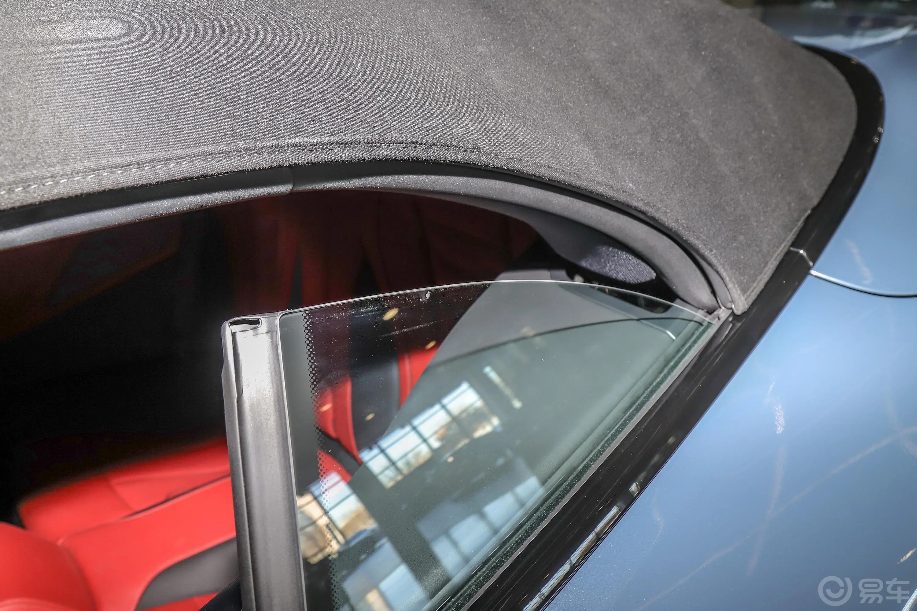 宝马8系改款 敞篷轿跑车 840i M运动套装后排玻璃材质特写