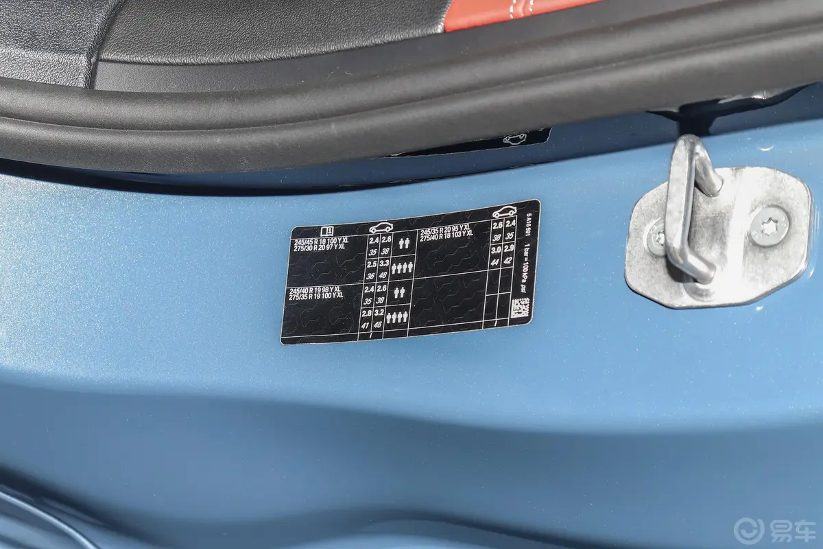 宝马8系改款 敞篷轿跑车 840i M运动套装胎压信息铭牌