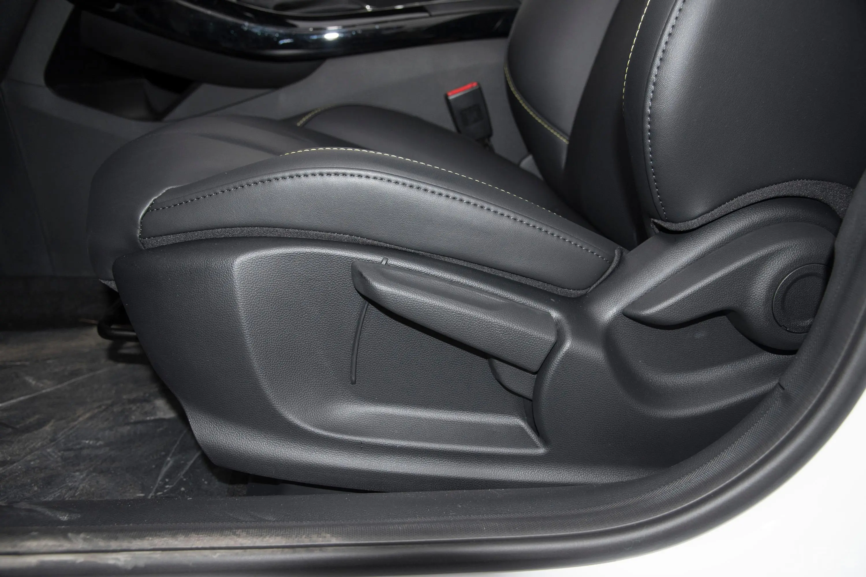 荣威i51.5L CVT黑金版主驾座椅调节