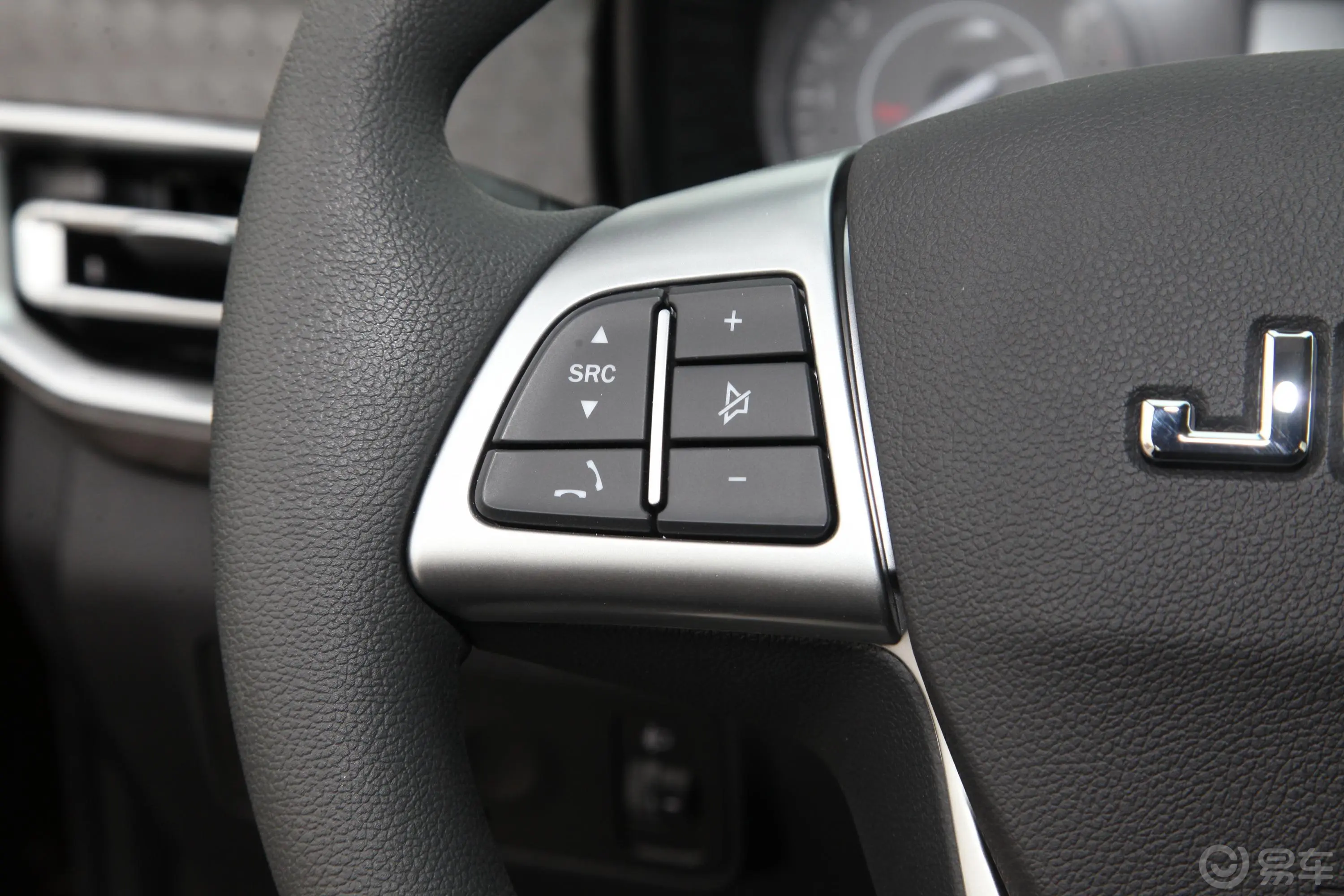 宝典大平层 1.8T 手动 两驱 长轴舒享版 汽油左侧方向盘功能按键
