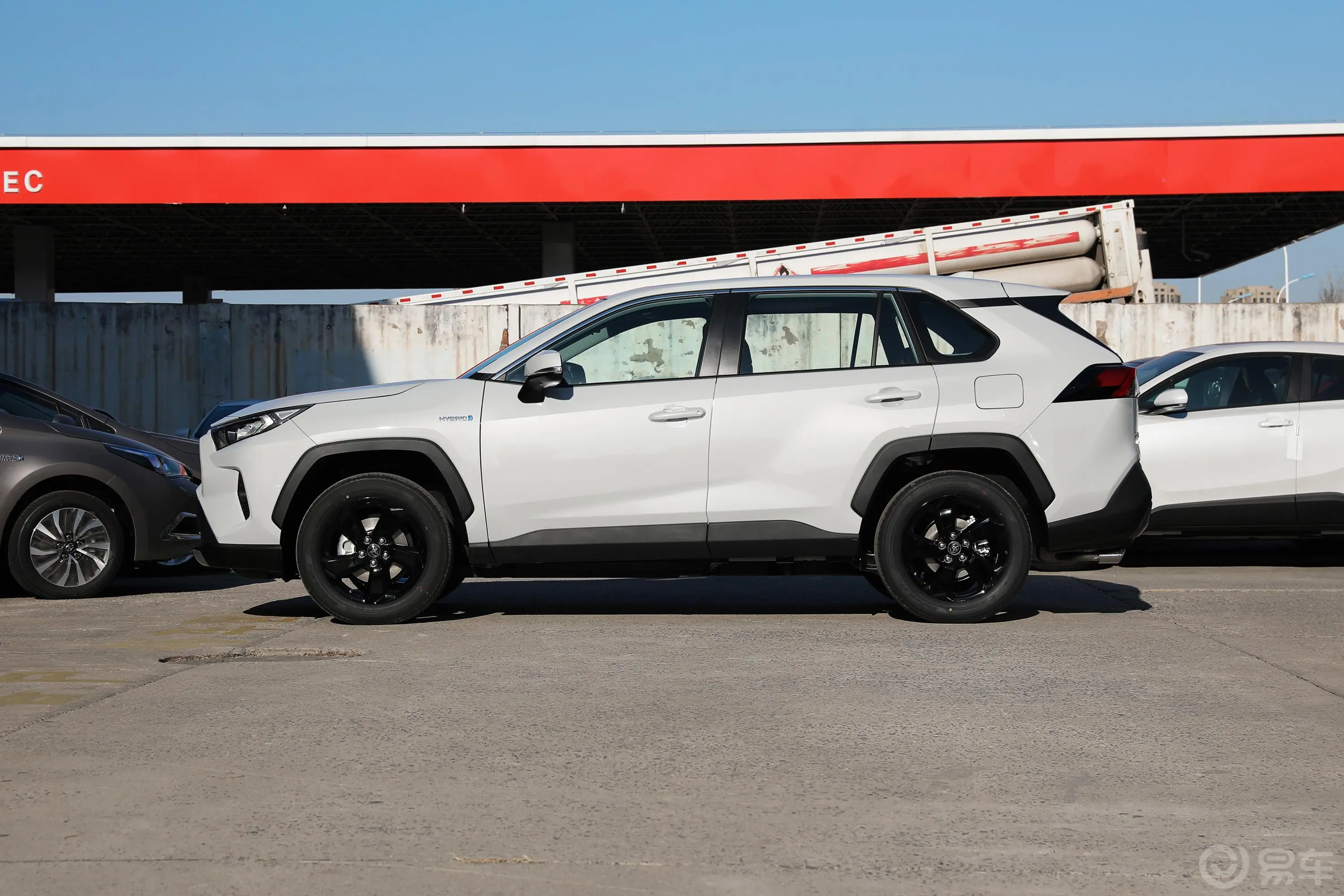 RAV4荣放改款 双擎 2.5L E-CVT 四驱 精英Plus版正侧车头向左水平