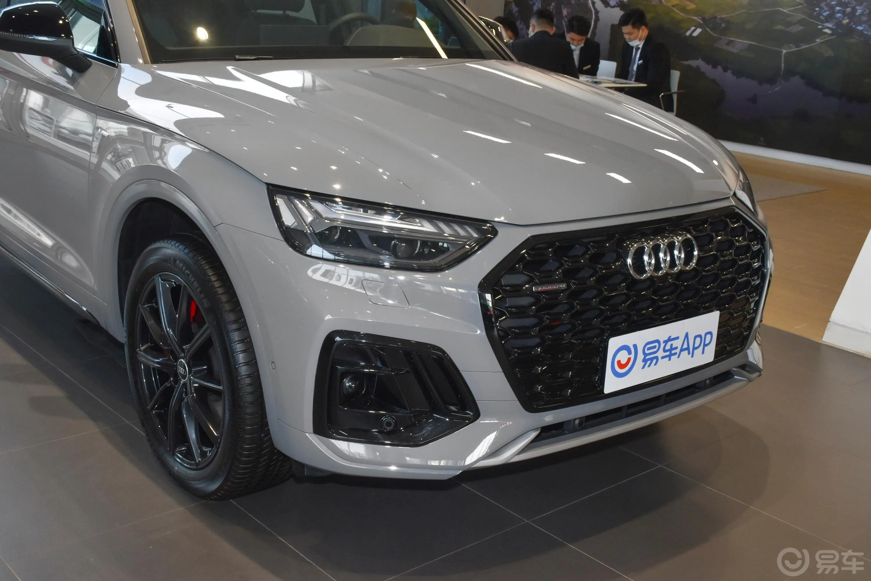 奥迪Q5L Sportback45 TFSI 臻选型前格栅侧俯拍