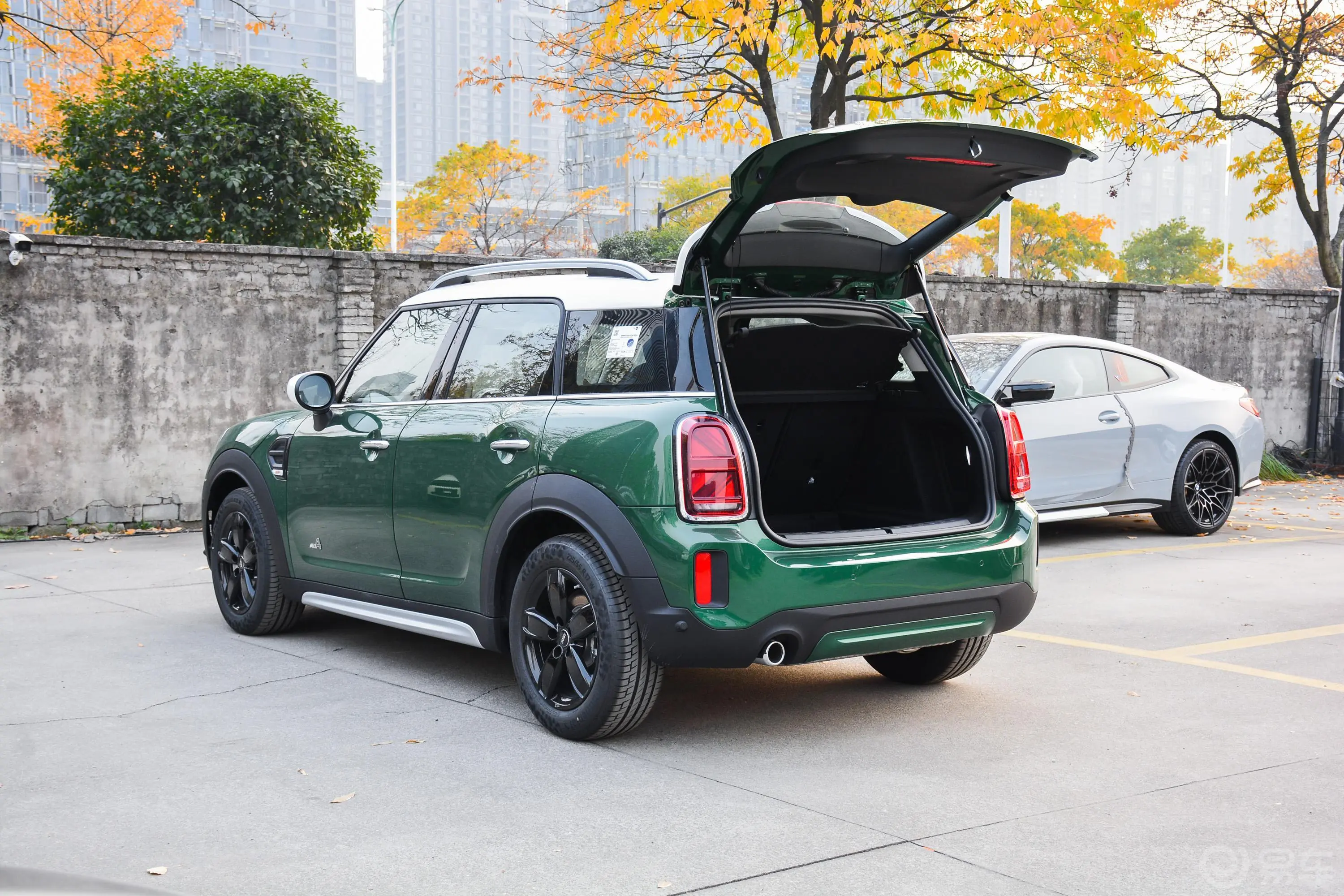 MINI COUNTRYMAN改款 1.5T COOPER ALL4后备厢开启45度侧拍