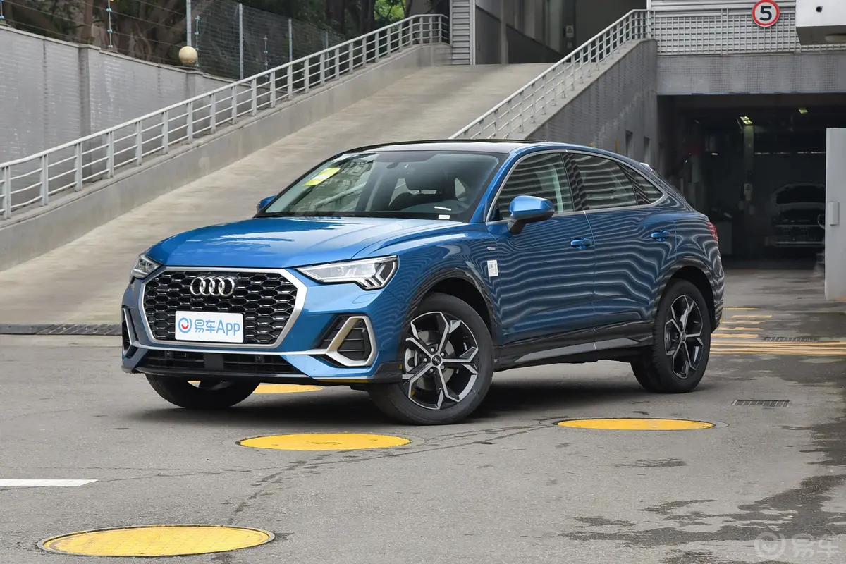 奥迪Q3 Sportback45 TFSI quattro 时尚型侧前45度车头向左水平