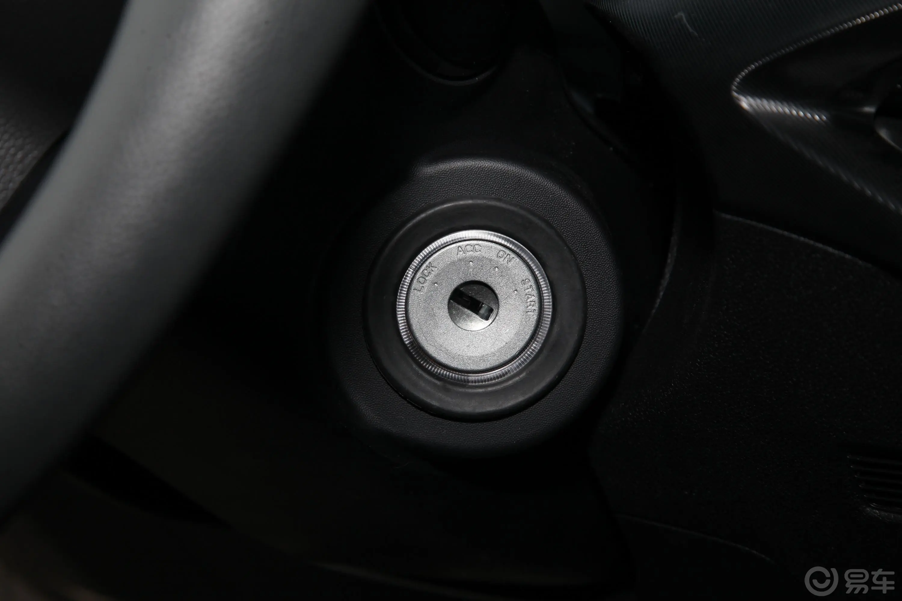 宝典低货台 2.5T 手动 四驱 标轴舒享版 柴油钥匙孔或一键启动按键