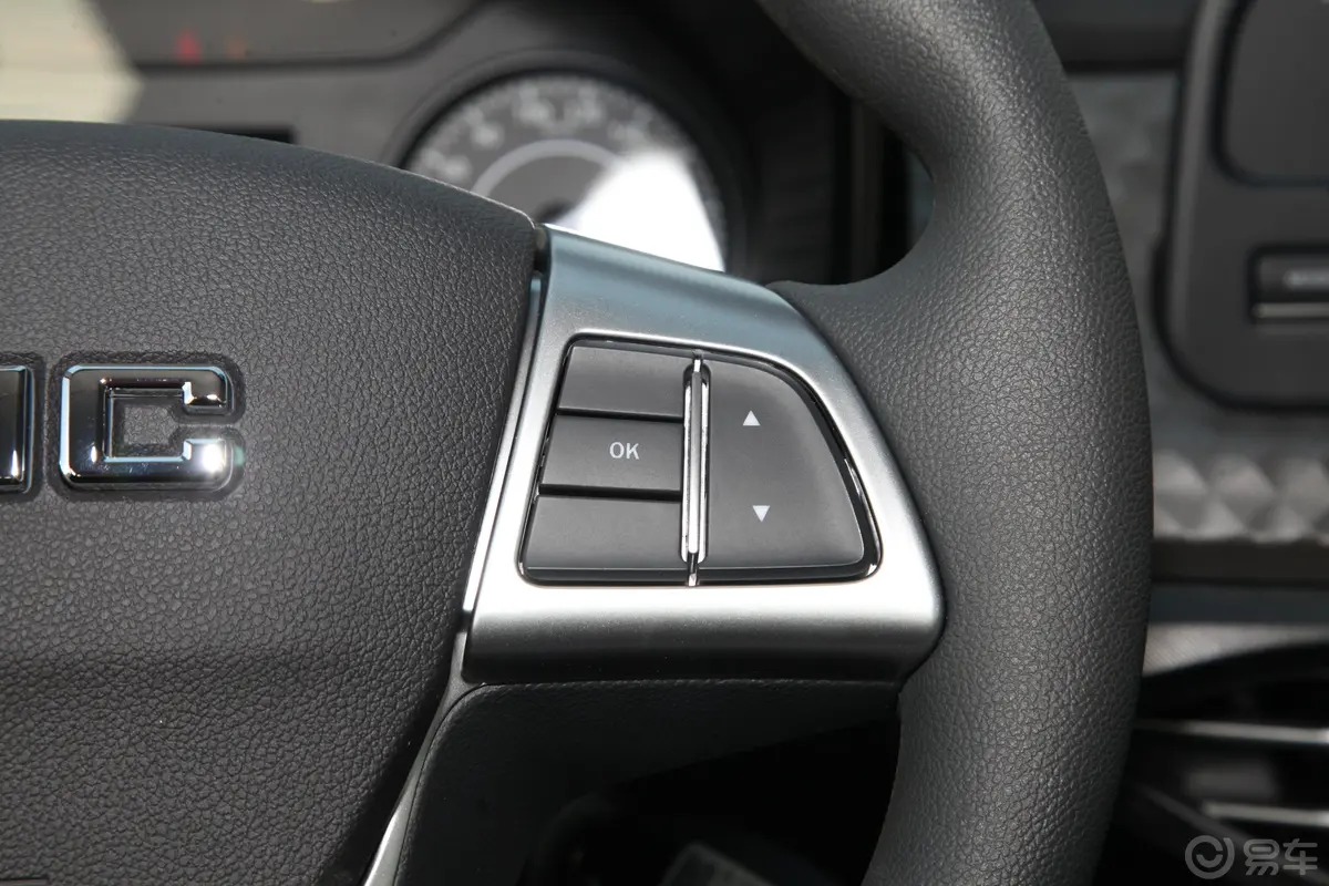 宝典低货台 1.8T 手动 两驱 标轴舒享版 汽油右侧方向盘功能按键