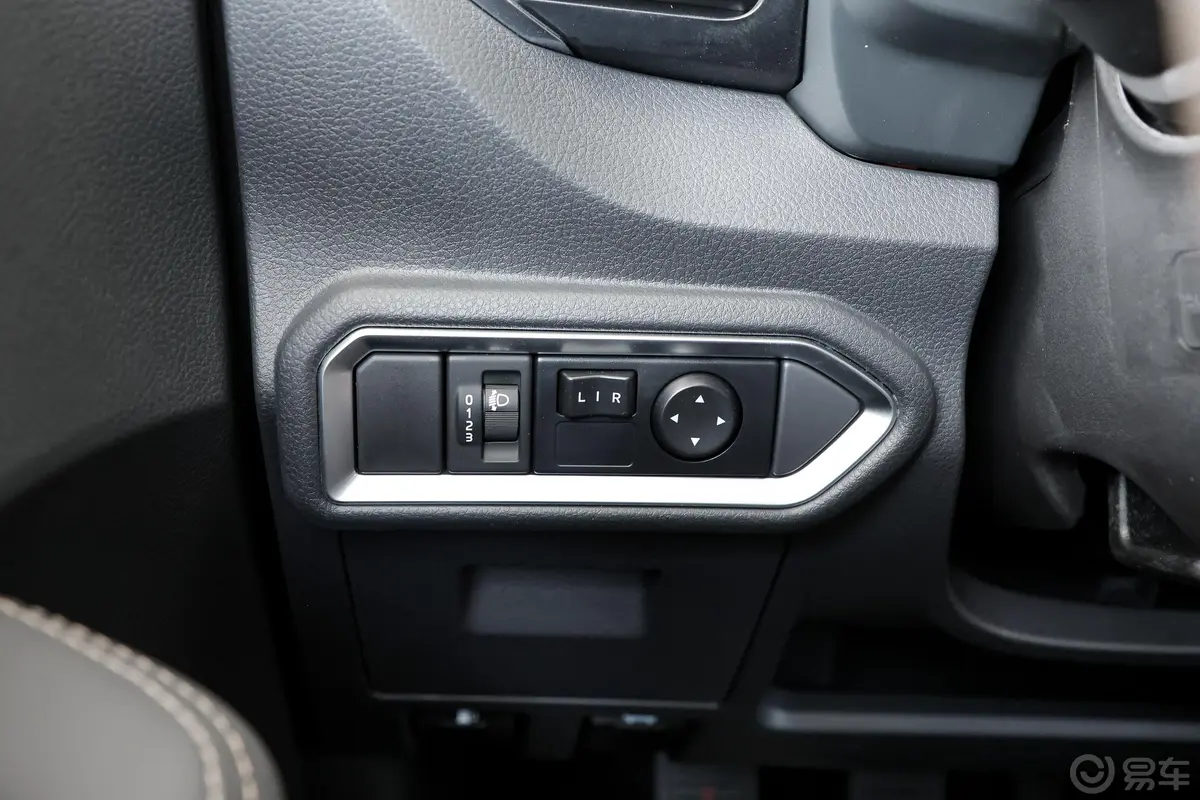 瑞迈2.4T 两驱标轴舒适版 汽油灯光控制区