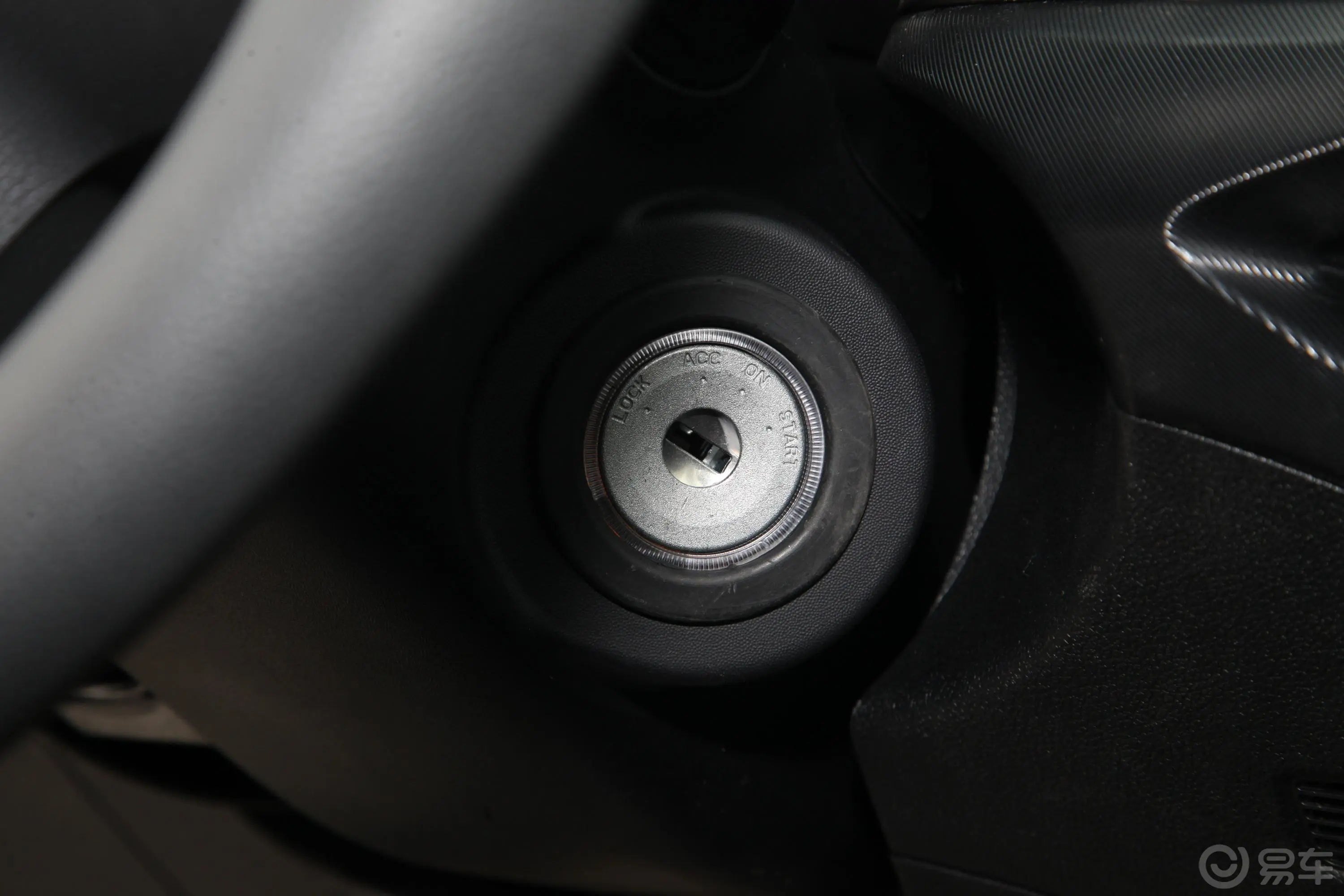 宝典低货台 1.8T 手动 四驱 标轴舒享版 汽油钥匙孔或一键启动按键