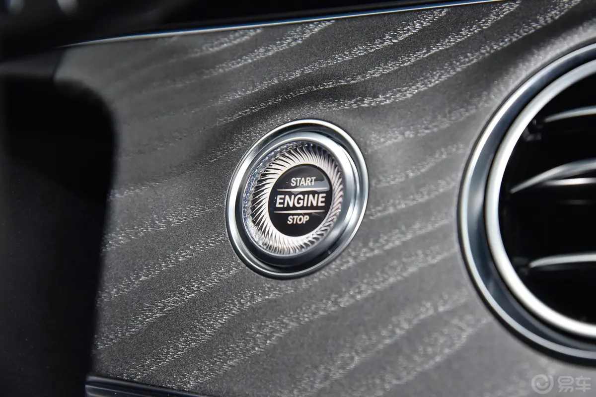 奔驰E级改款 E 300 L 时尚型钥匙孔或一键启动按键