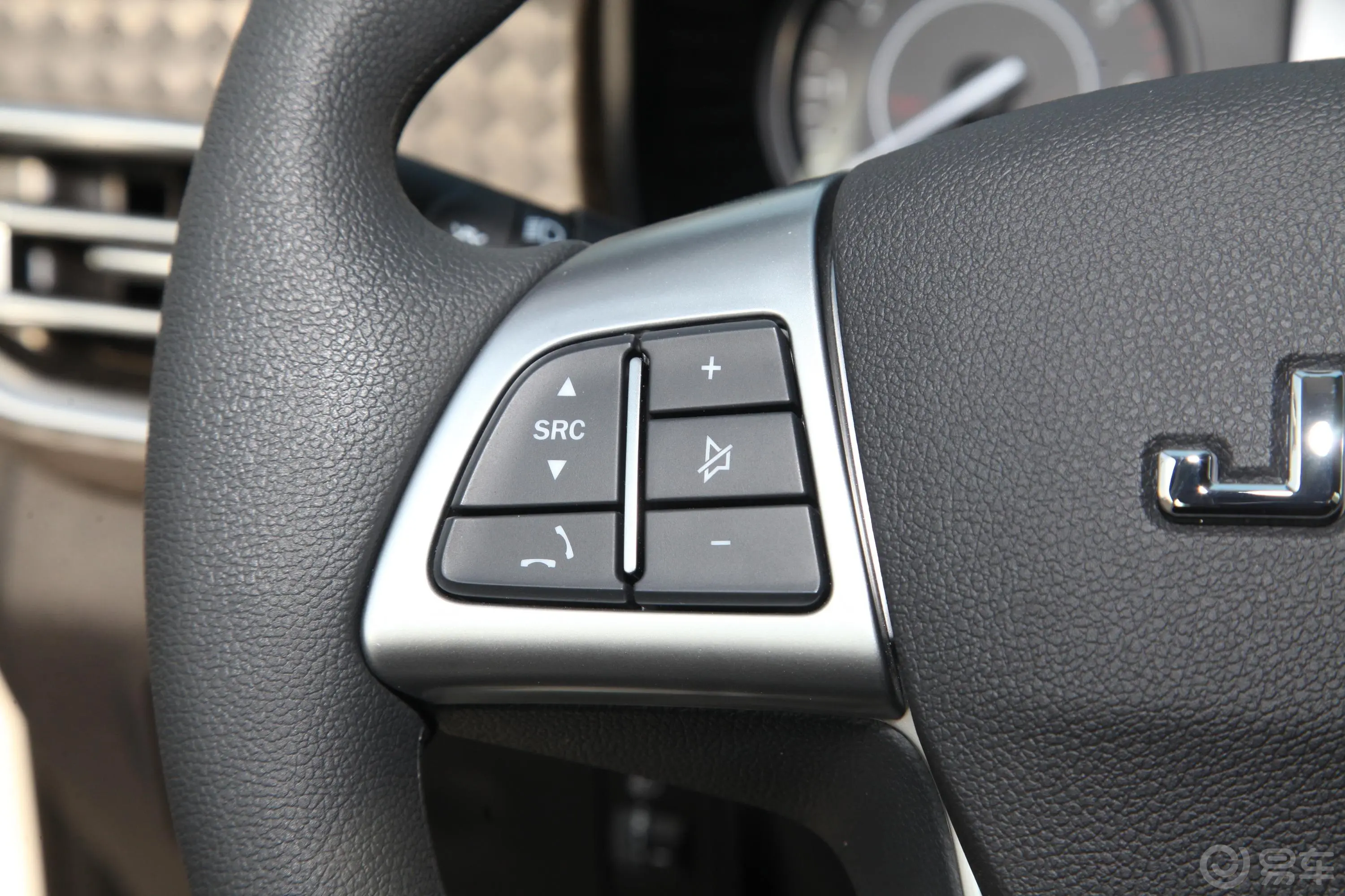 宝典低货台 1.8T 手动 两驱 标轴舒享版 汽油左侧方向盘功能按键