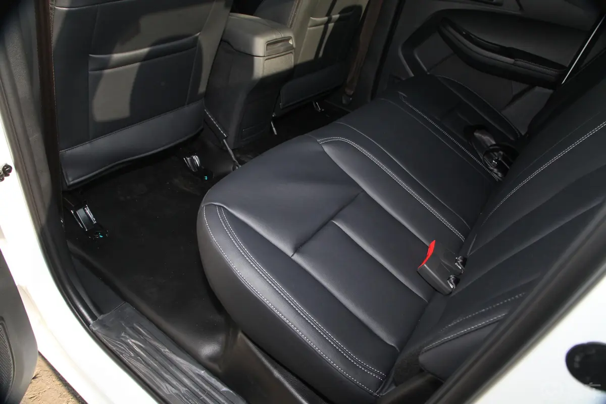 宝典低货台 1.8T 手动 两驱 标轴舒享版 汽油空间