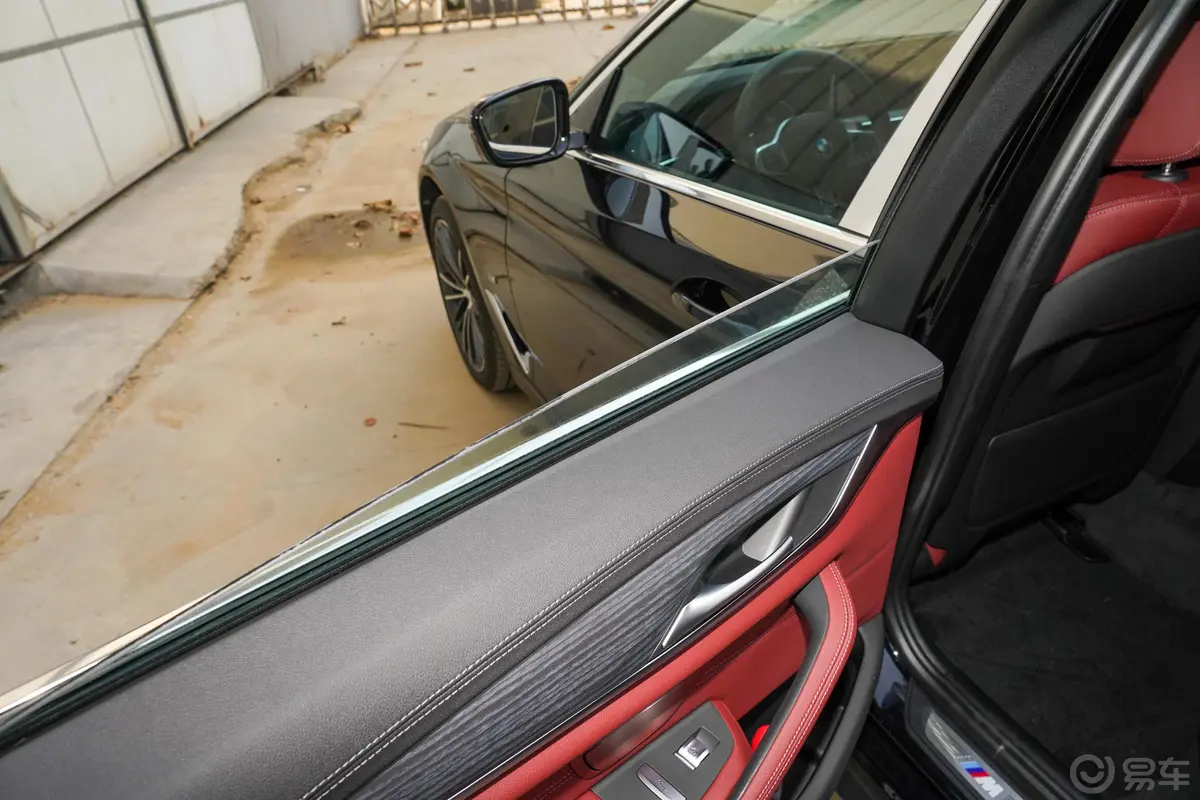 宝马5系改款 530Li xDrive M运动套装后排玻璃材质特写