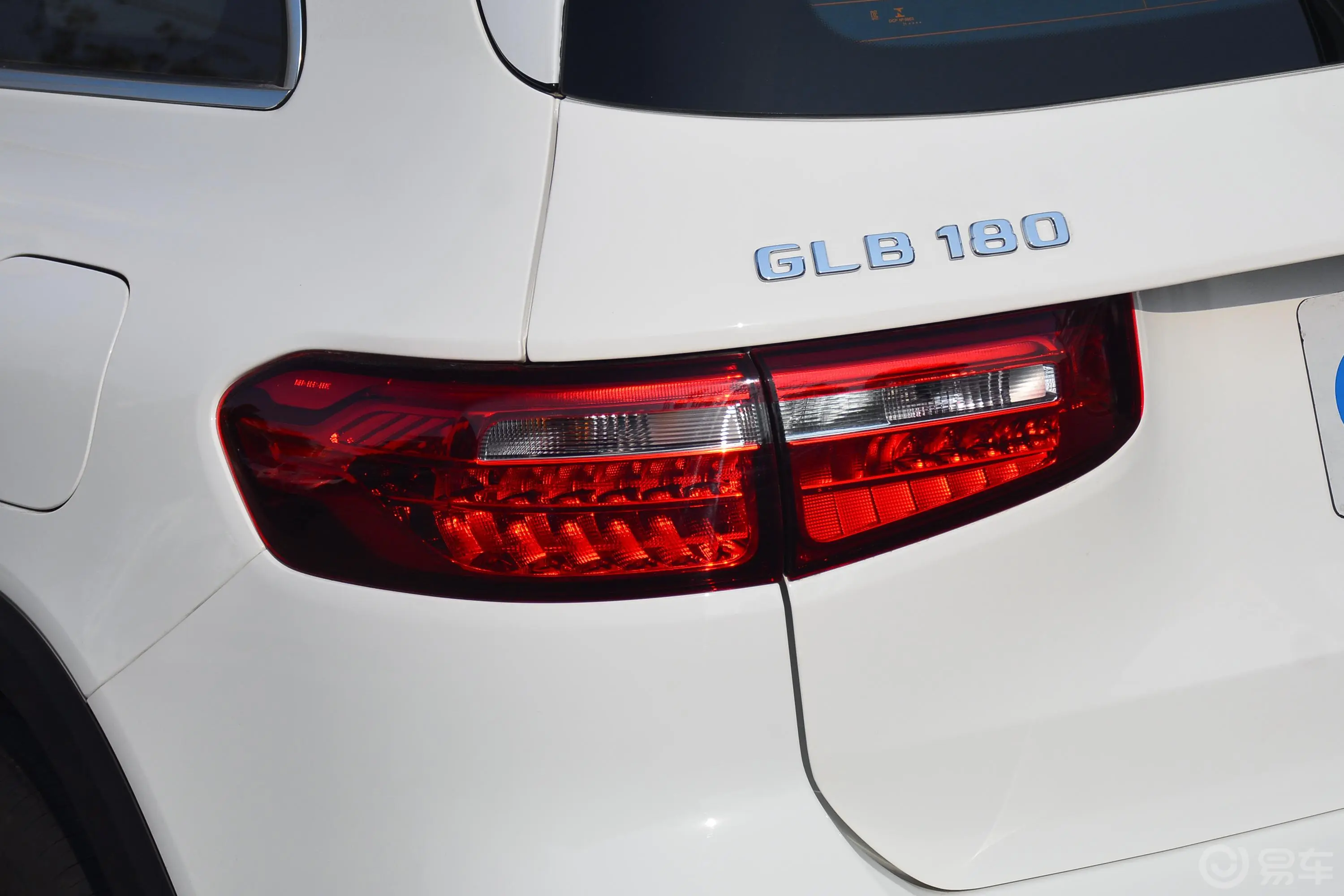奔驰GLB改款 GLB 180 动感型尾灯侧45度俯拍