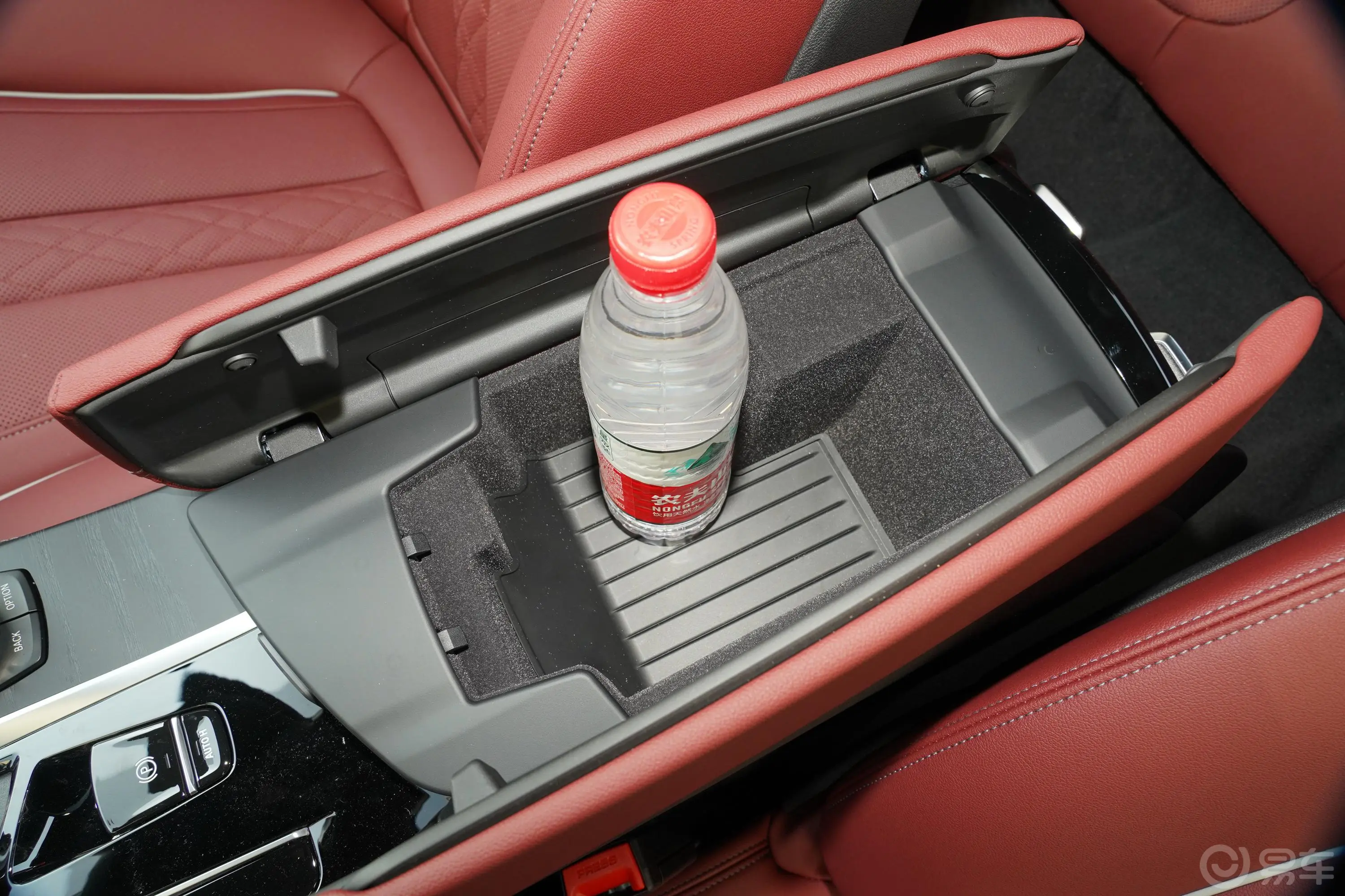 宝马5系改款 530Li xDrive M运动套装前排扶手箱储物格