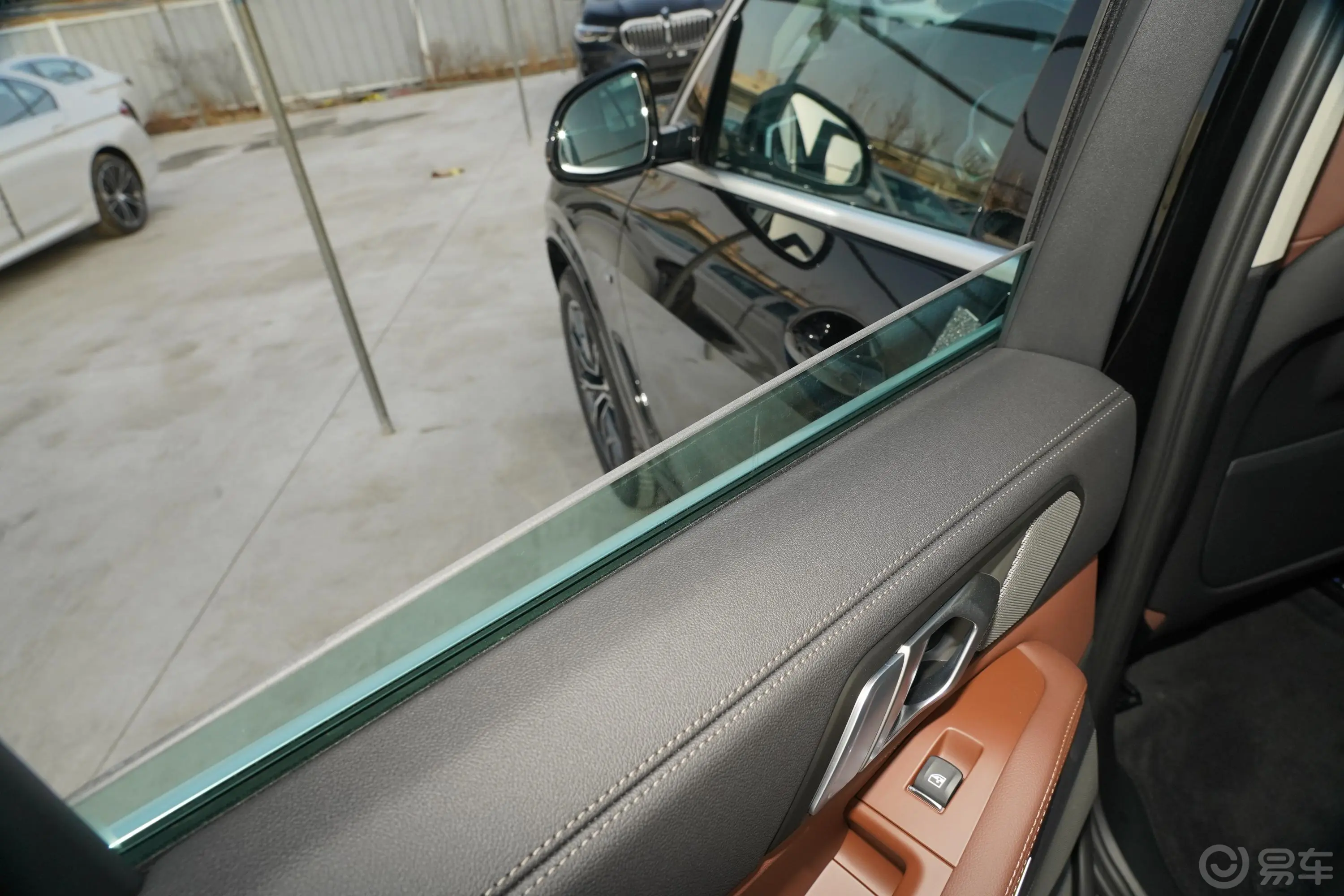 宝马X5(进口)xDrive40i M运动套装后排玻璃材质特写
