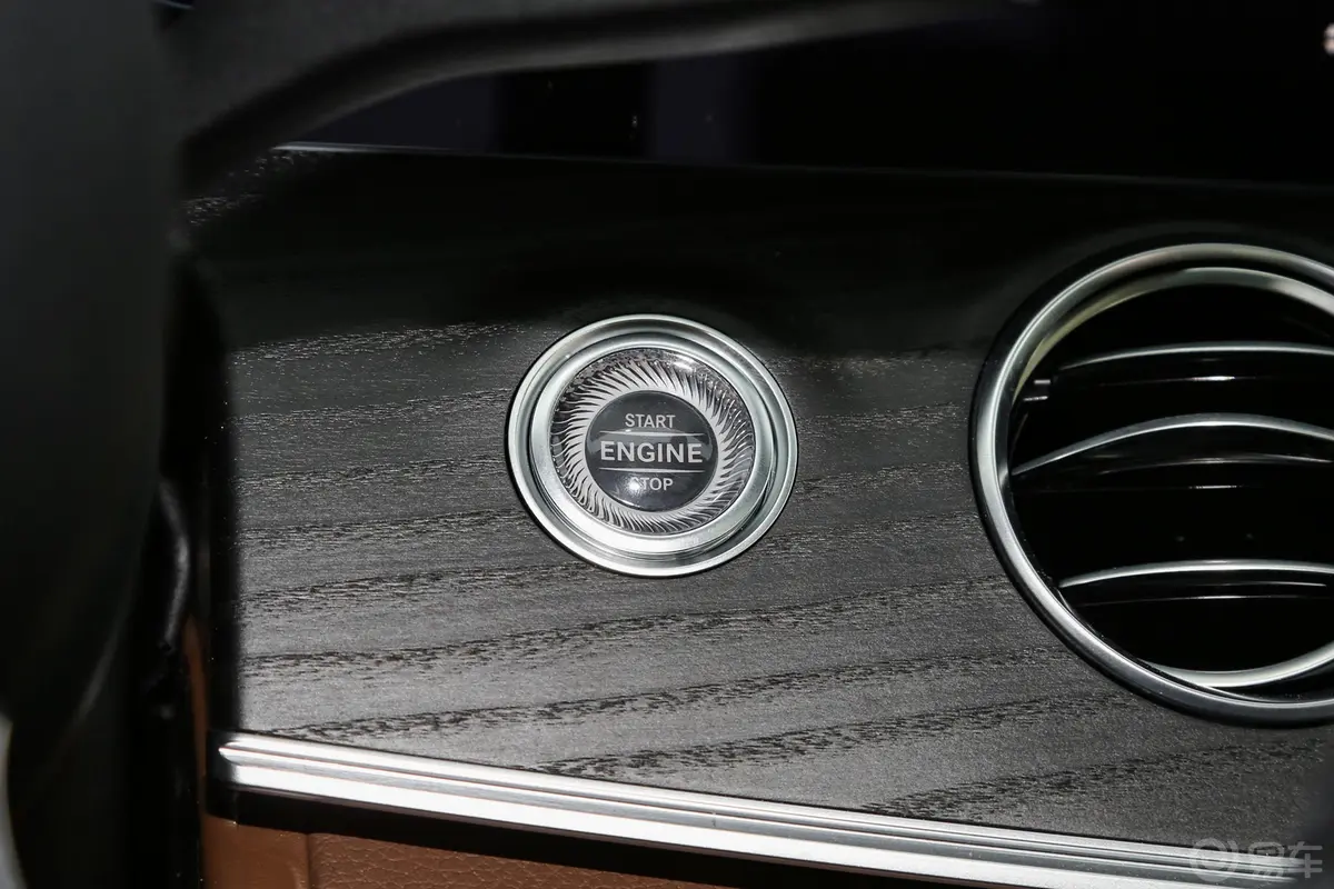 奔驰E级改款 E 300 L 运动豪华型钥匙孔或一键启动按键
