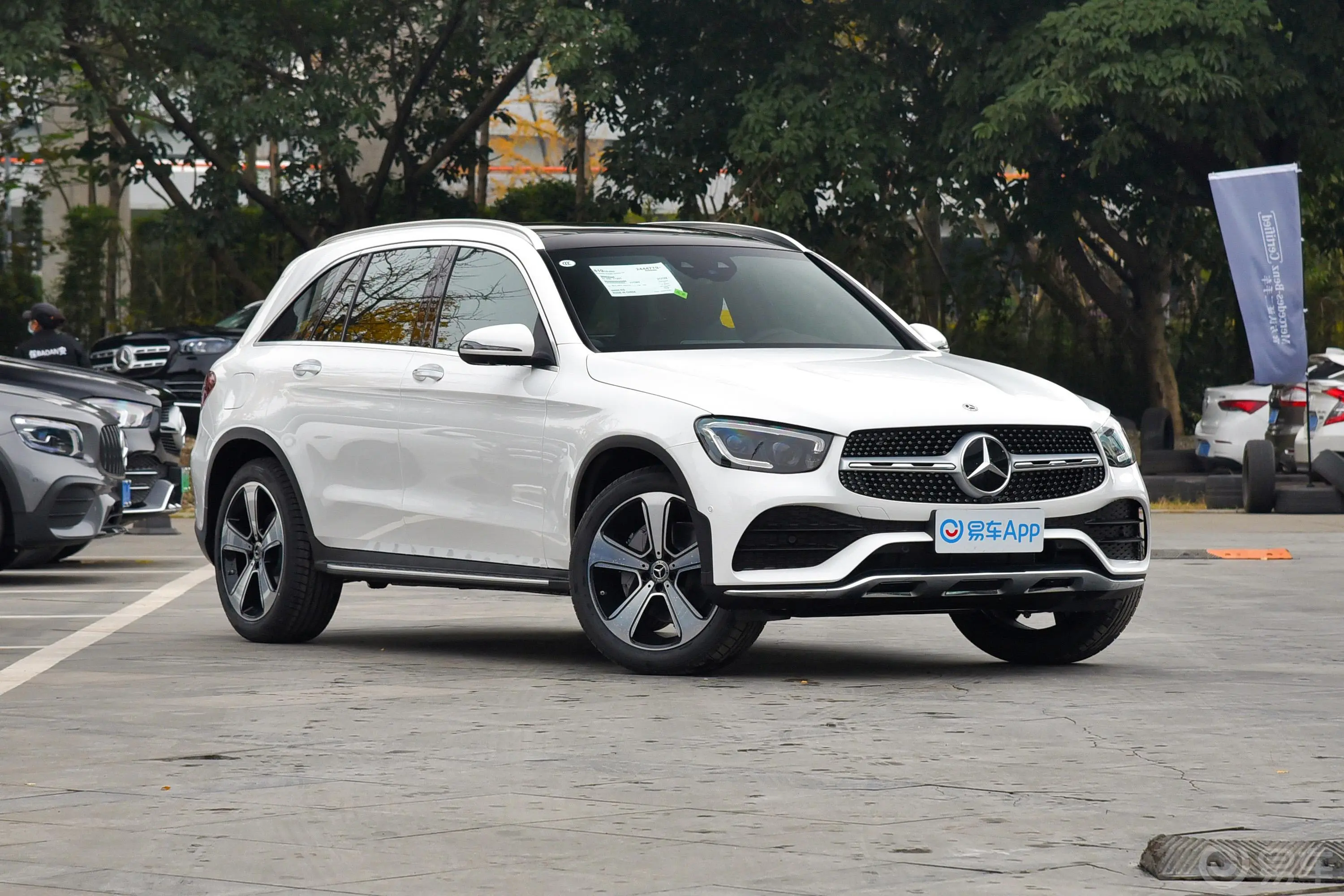 奔驰GLC改款 GLC 300 L 4MATIC 豪华型侧前45度车头向右水平