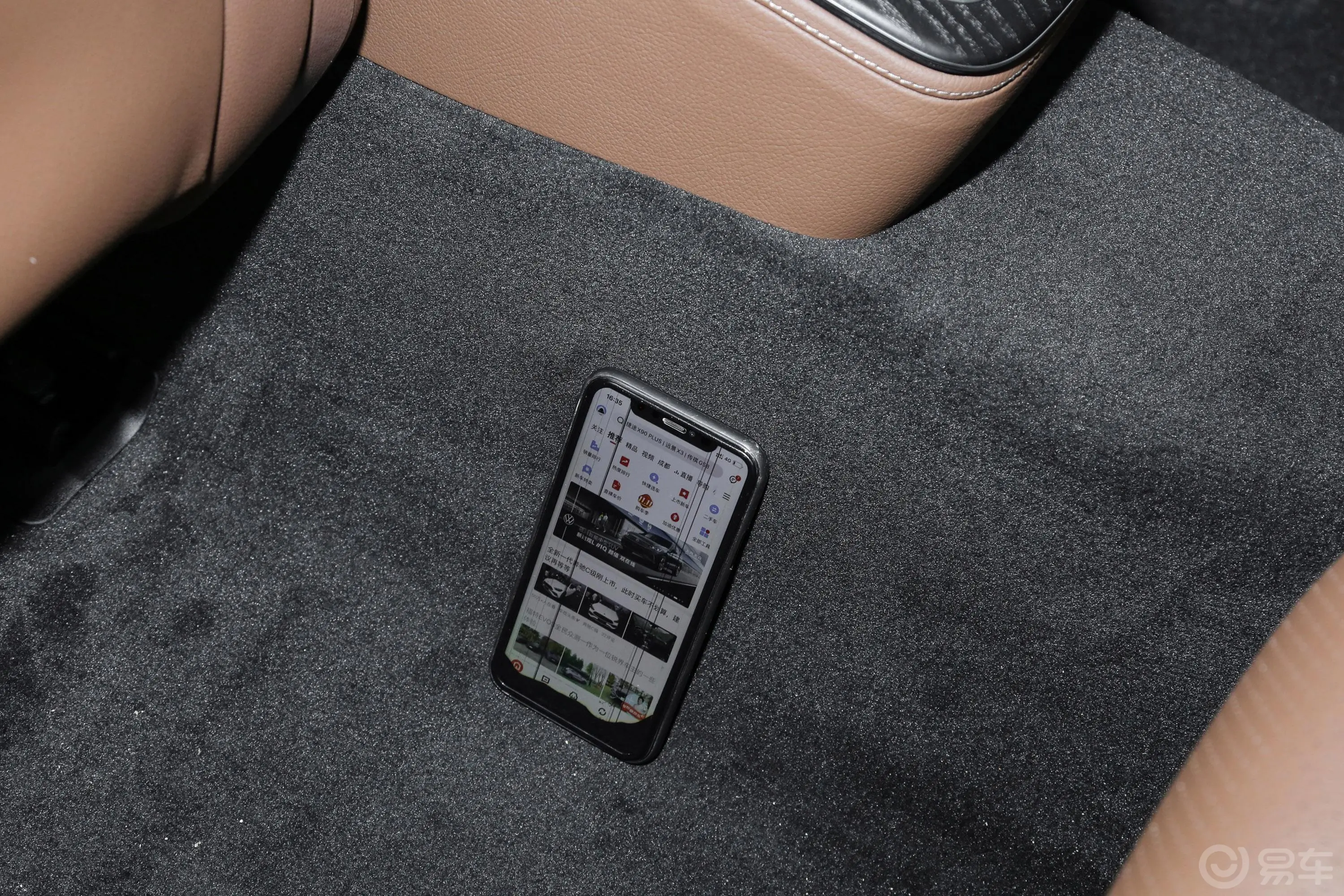 奔驰E级改款 E 300 L 运动豪华型后排地板中间位置
