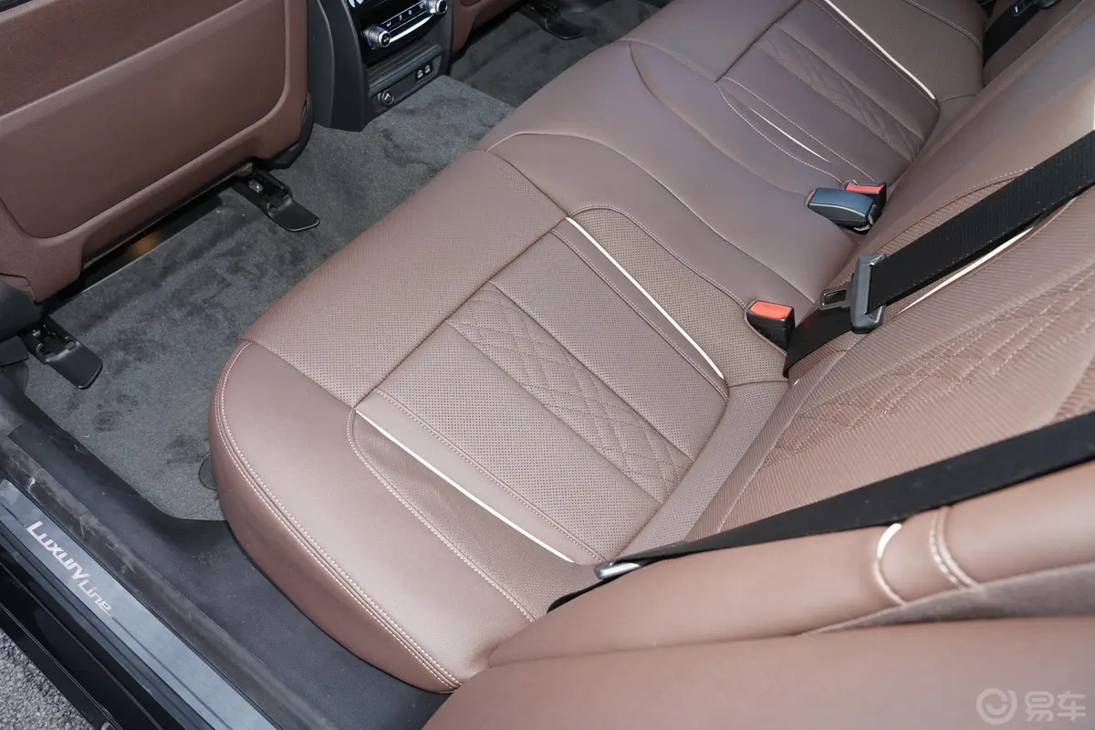 宝马5系改款 530Li 尊享型豪华套装后排地板中间位置