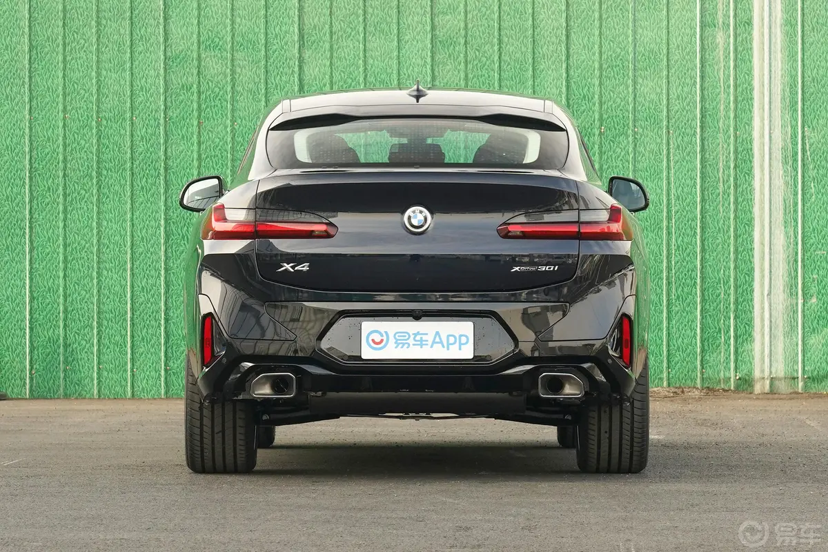 宝马X4xDrive30i M运动套装正后水平