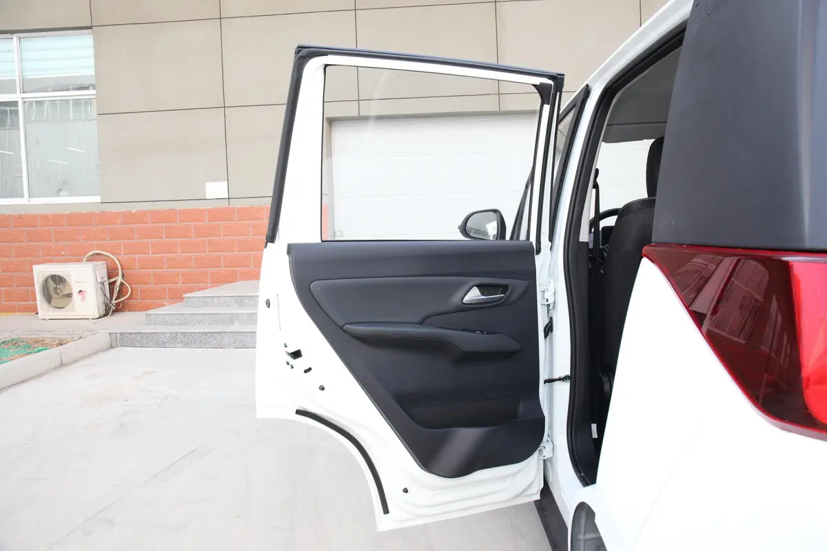 百智大熊10.36kWh 乐熊驾驶员侧后车门